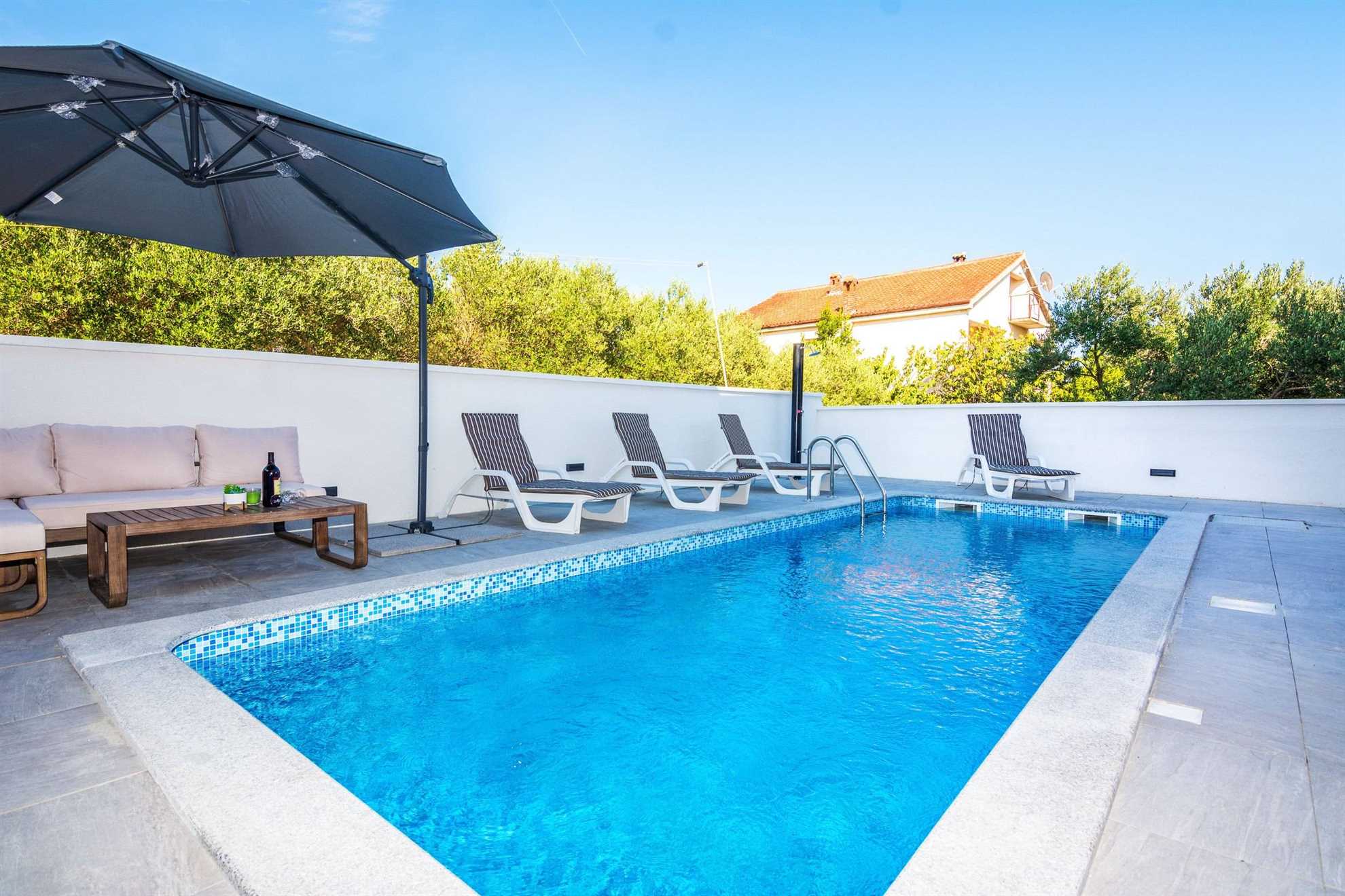Luxurious | Private pool | Apartment  for 4-6 persons | Air conditioning, satelite tv, wifi Internet