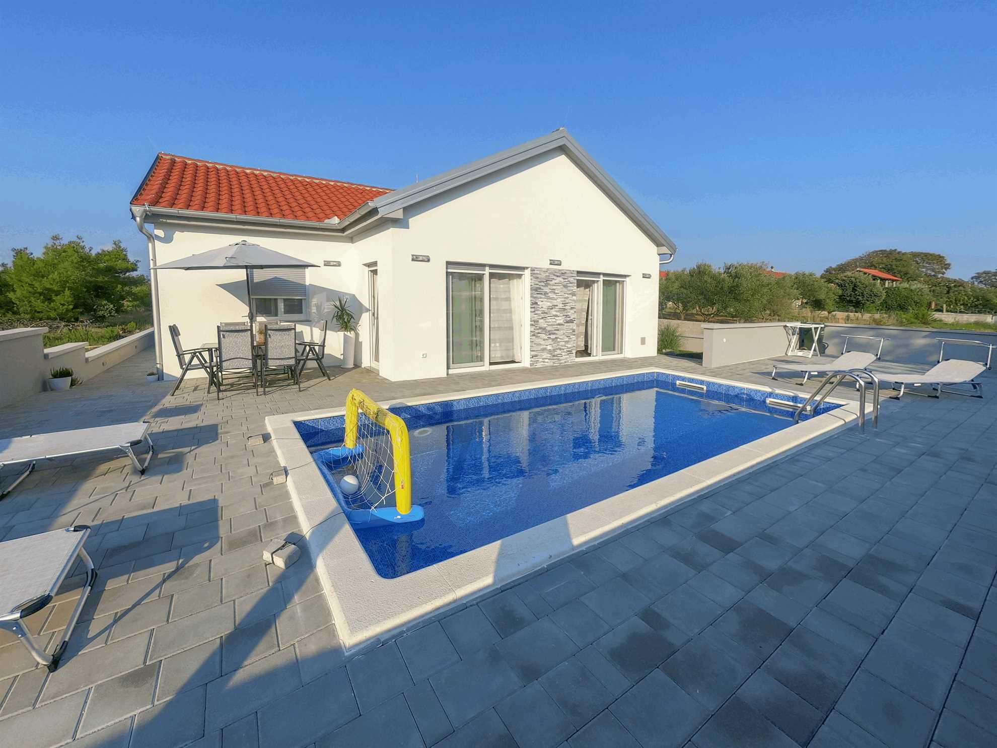 Luxurious | Villa  for 6 persons | Swimmingpool | Just 150m from beach