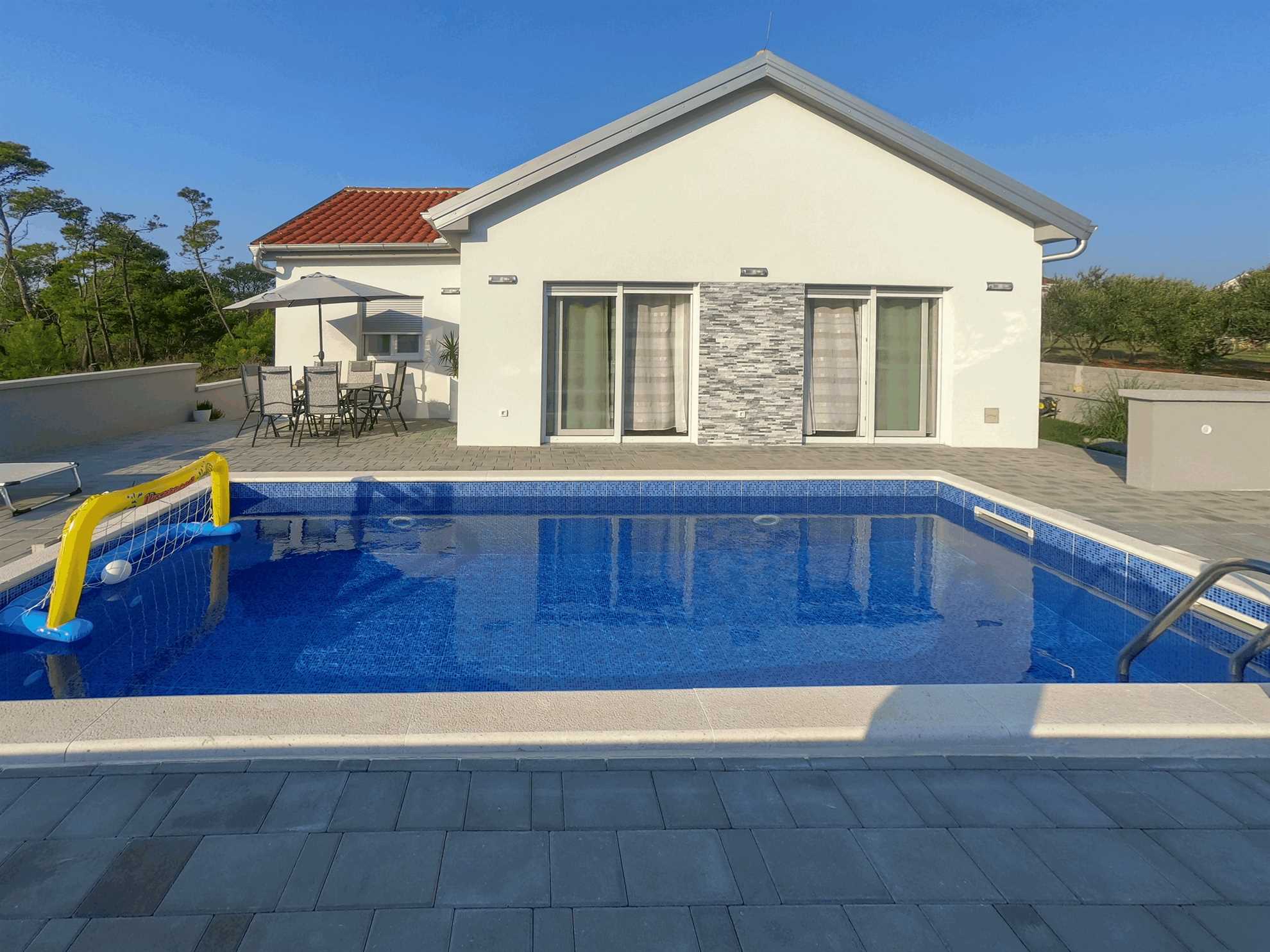 Luxurious | Villa  for 6 persons | Swimmingpool | Just 150m from beach
