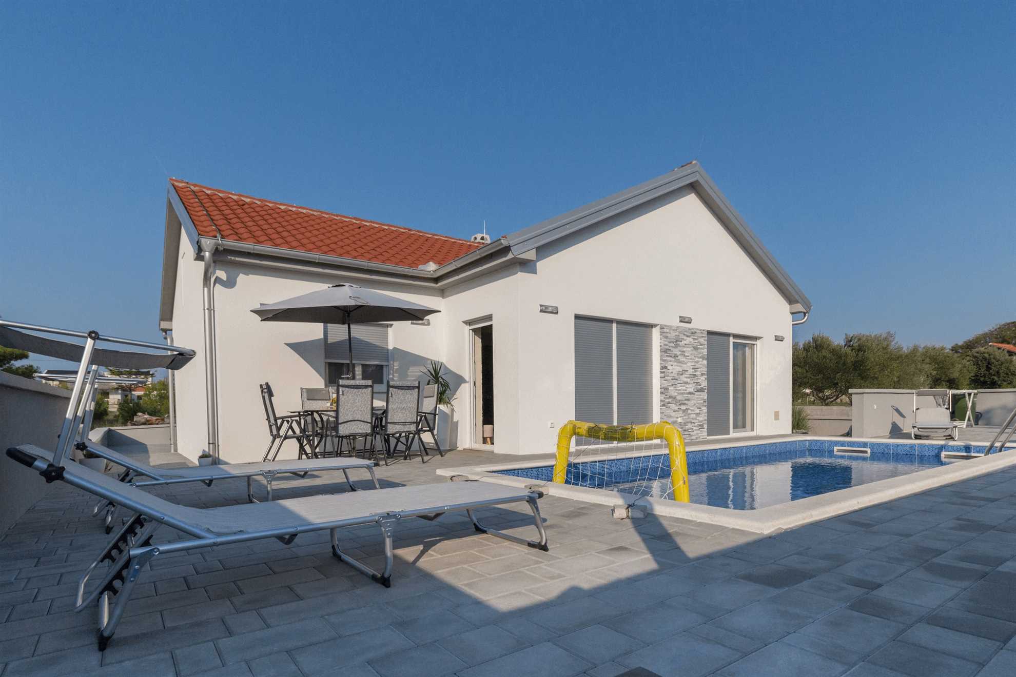 Luxurious | Villa  for 6 persons | Swimmingpool | Just 150m from beach