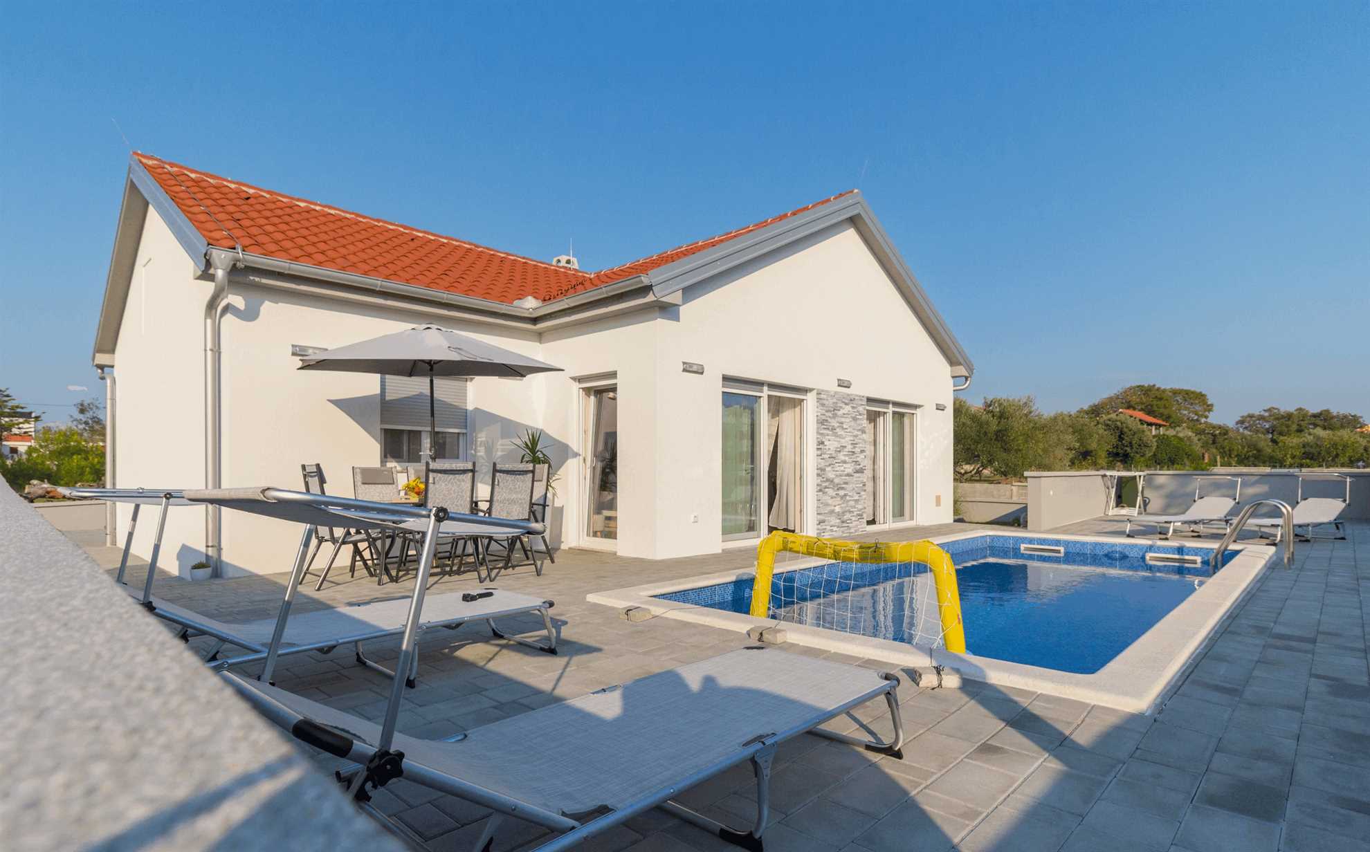 Luxurious | Villa  for 6 persons | Swimmingpool | Just 150m from beach