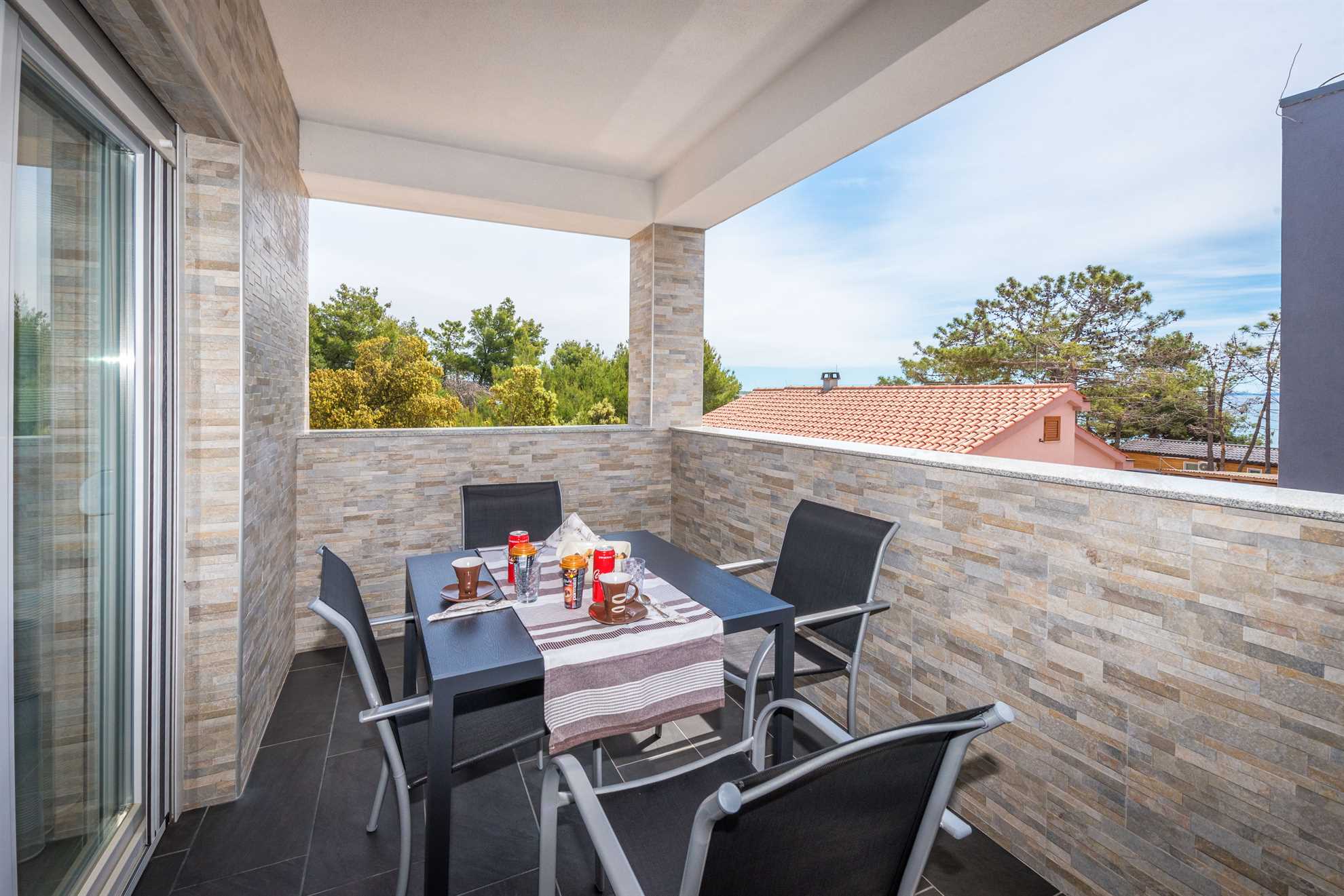 Modern apartment for 4-6 persons | partial sea view