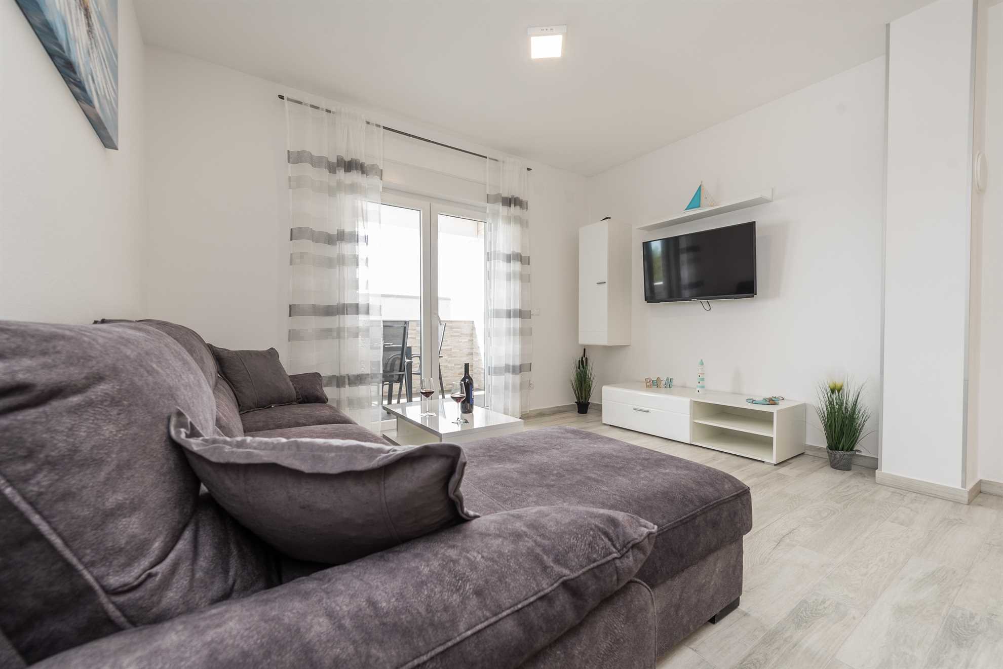 Modern apartment for 4-6 persons | partial sea view