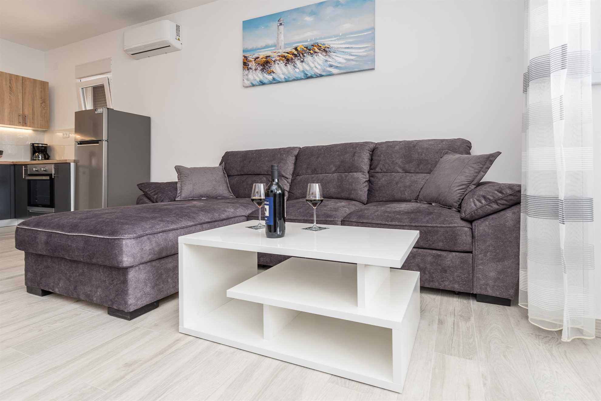 Modern apartment for 4-6 persons | partial sea view
