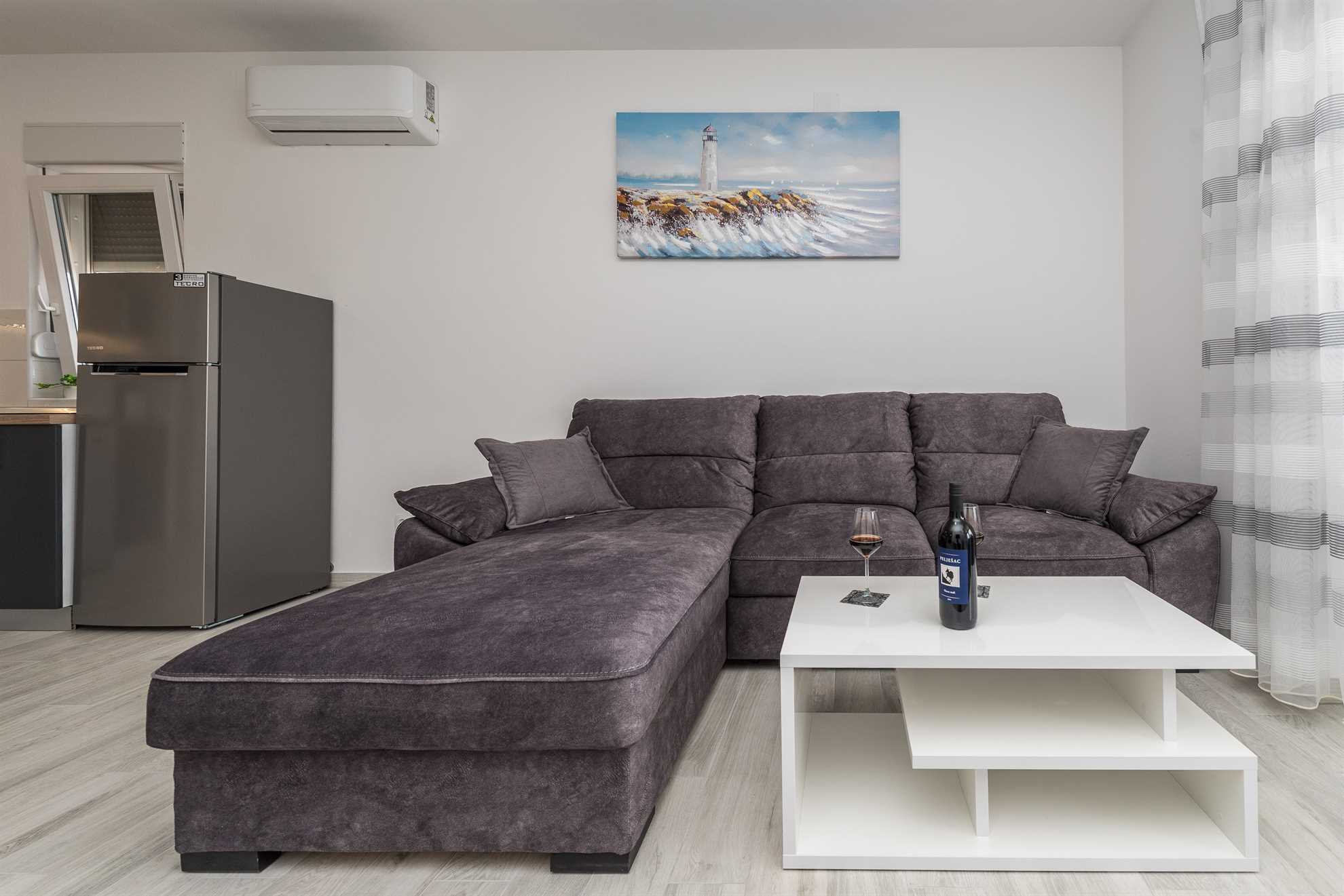 Modern apartment for 4-6 persons | partial sea view