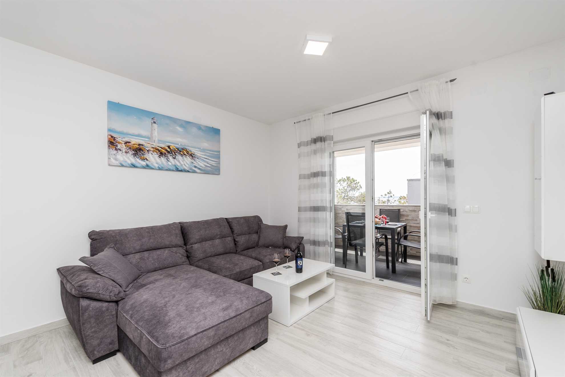 Modern apartment for 4-6 persons | partial sea view