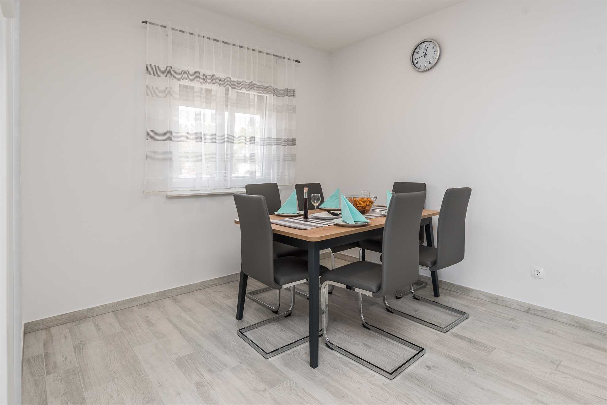 Modern apartment for 4-6 persons | partial sea view