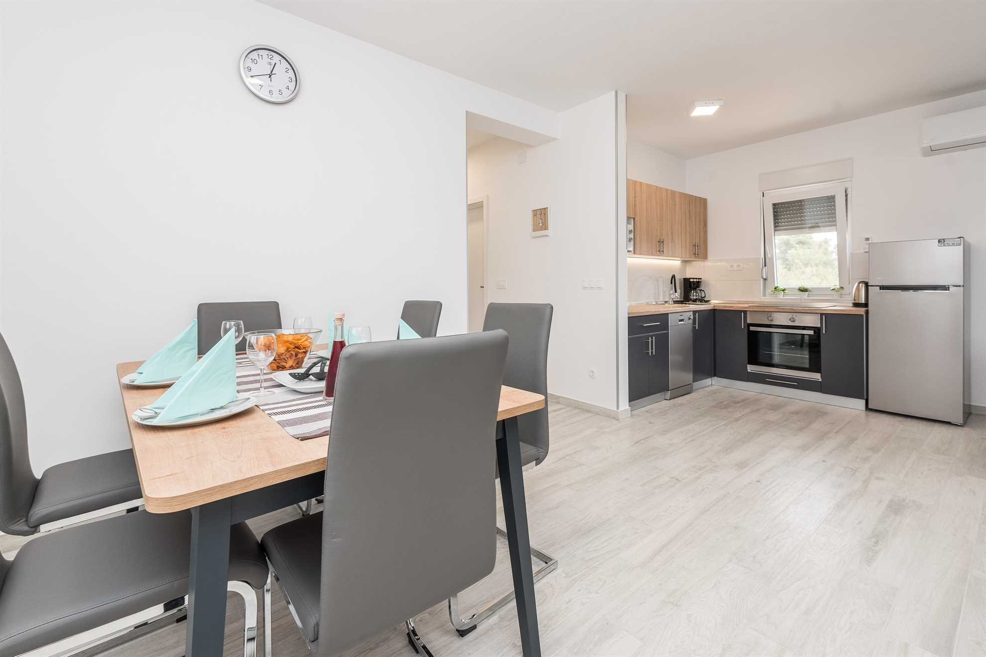 Modern apartment for 4-6 persons | partial sea view