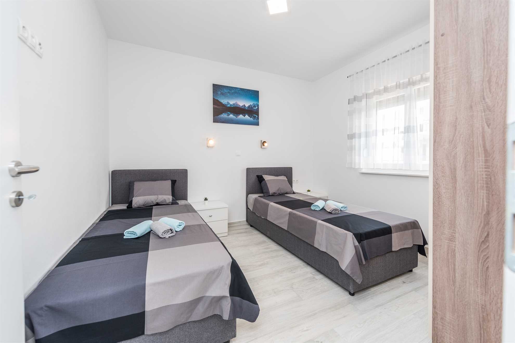 Modern apartment for 4-6 persons | partial sea view