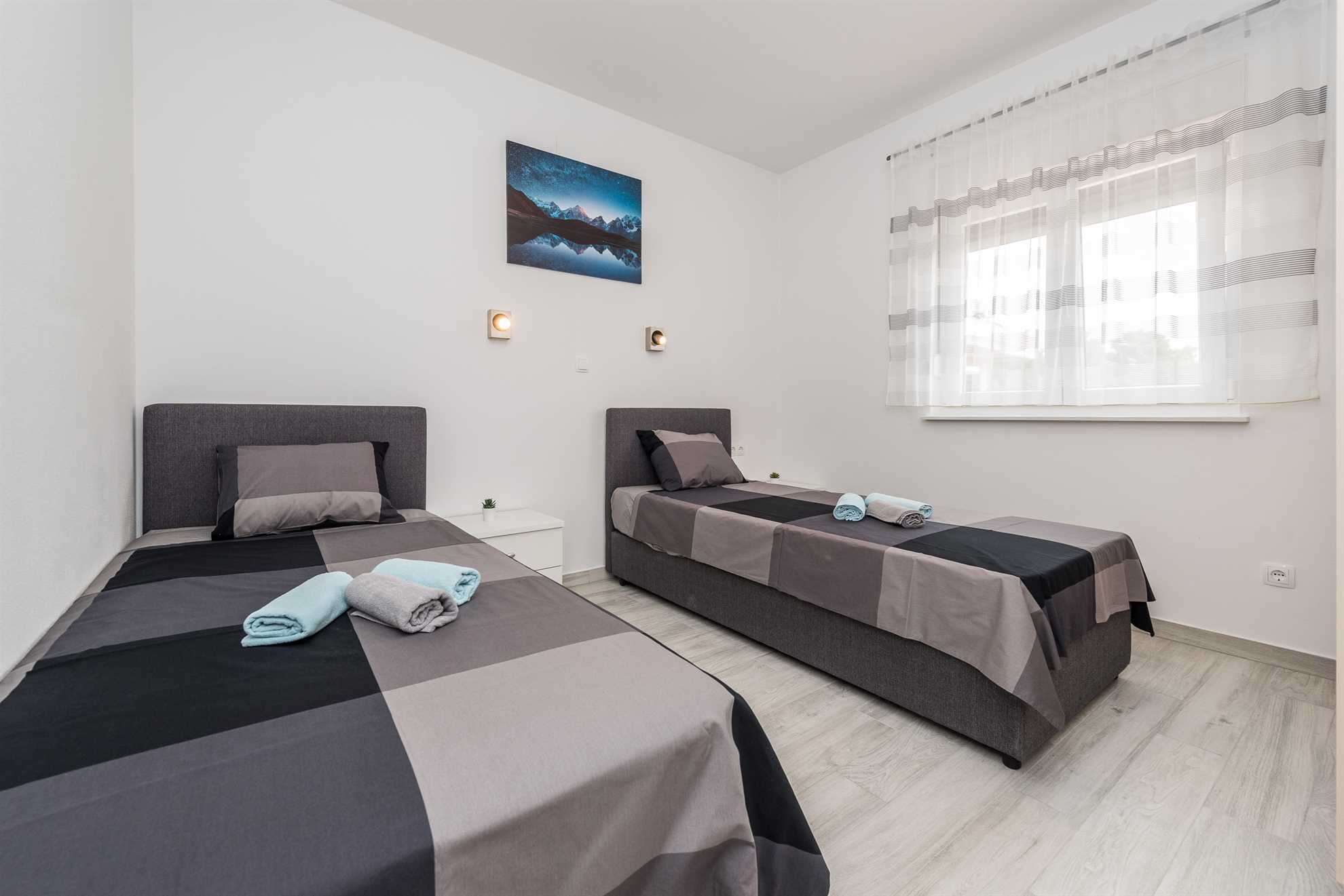 Modern apartment for 4-6 persons | partial sea view