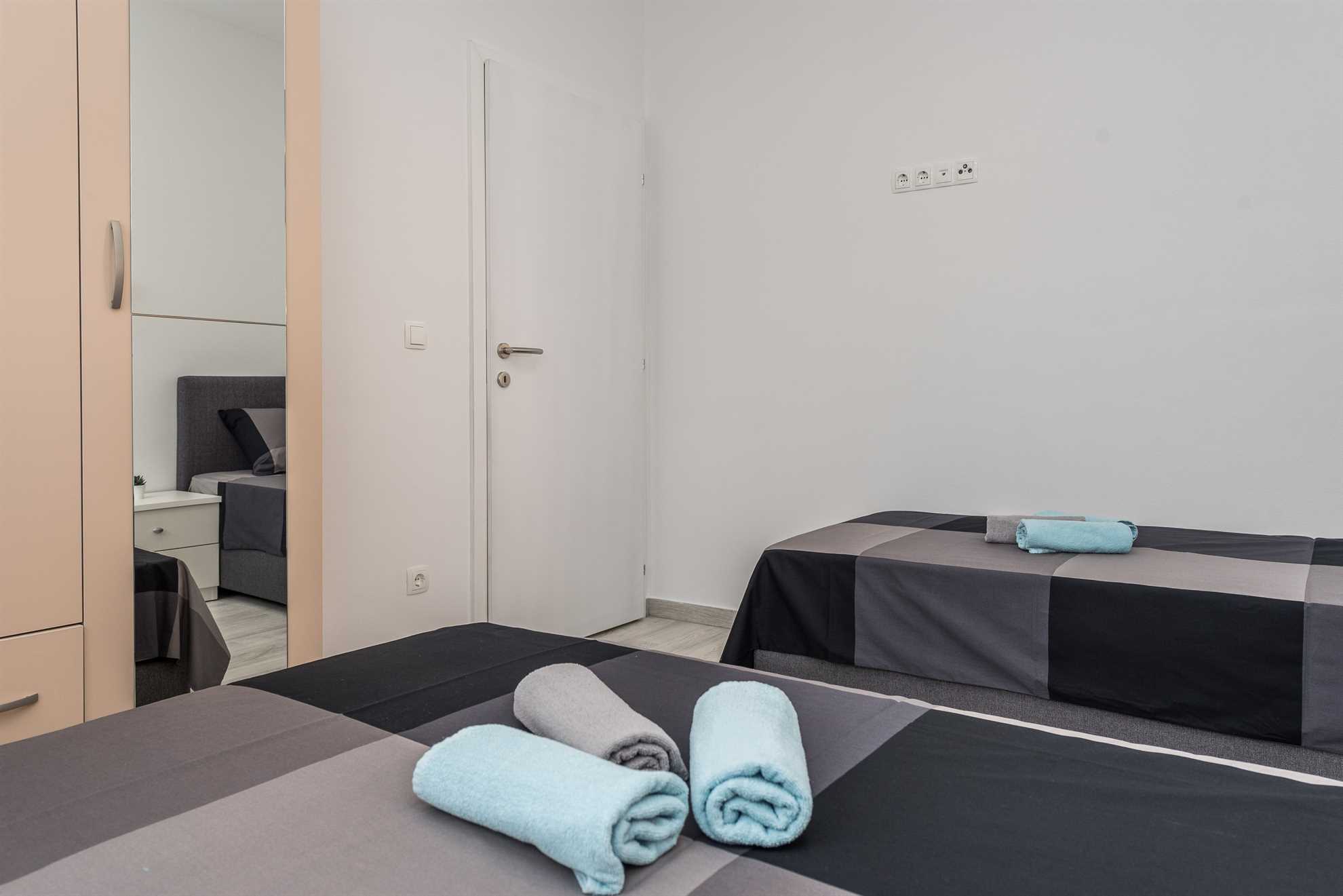 Modern apartment for 4-6 persons | partial sea view