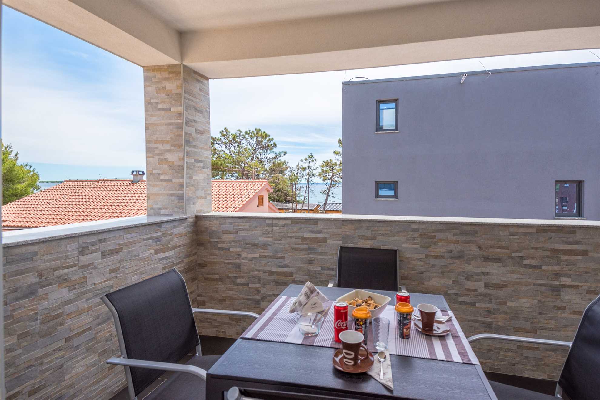 Modern apartment for 4-6 persons | partial sea view