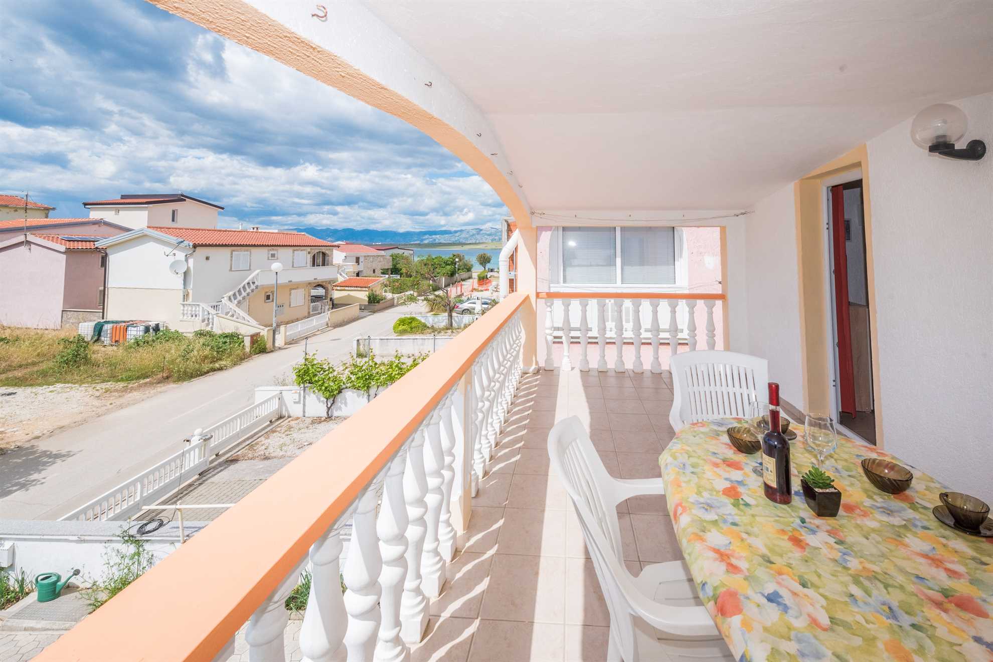 With air conditioning, Sat TV | for 4 persons | quiet area