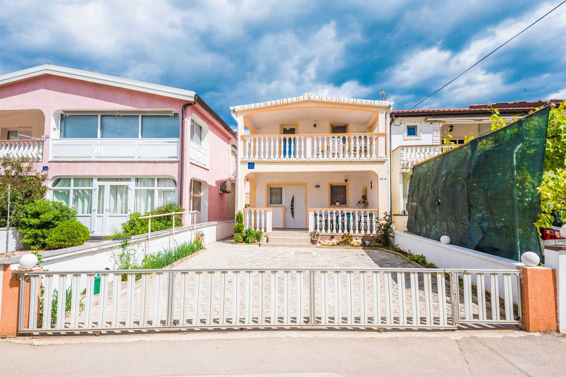 With air conditioning, Sat TV | for 4 persons | quiet area