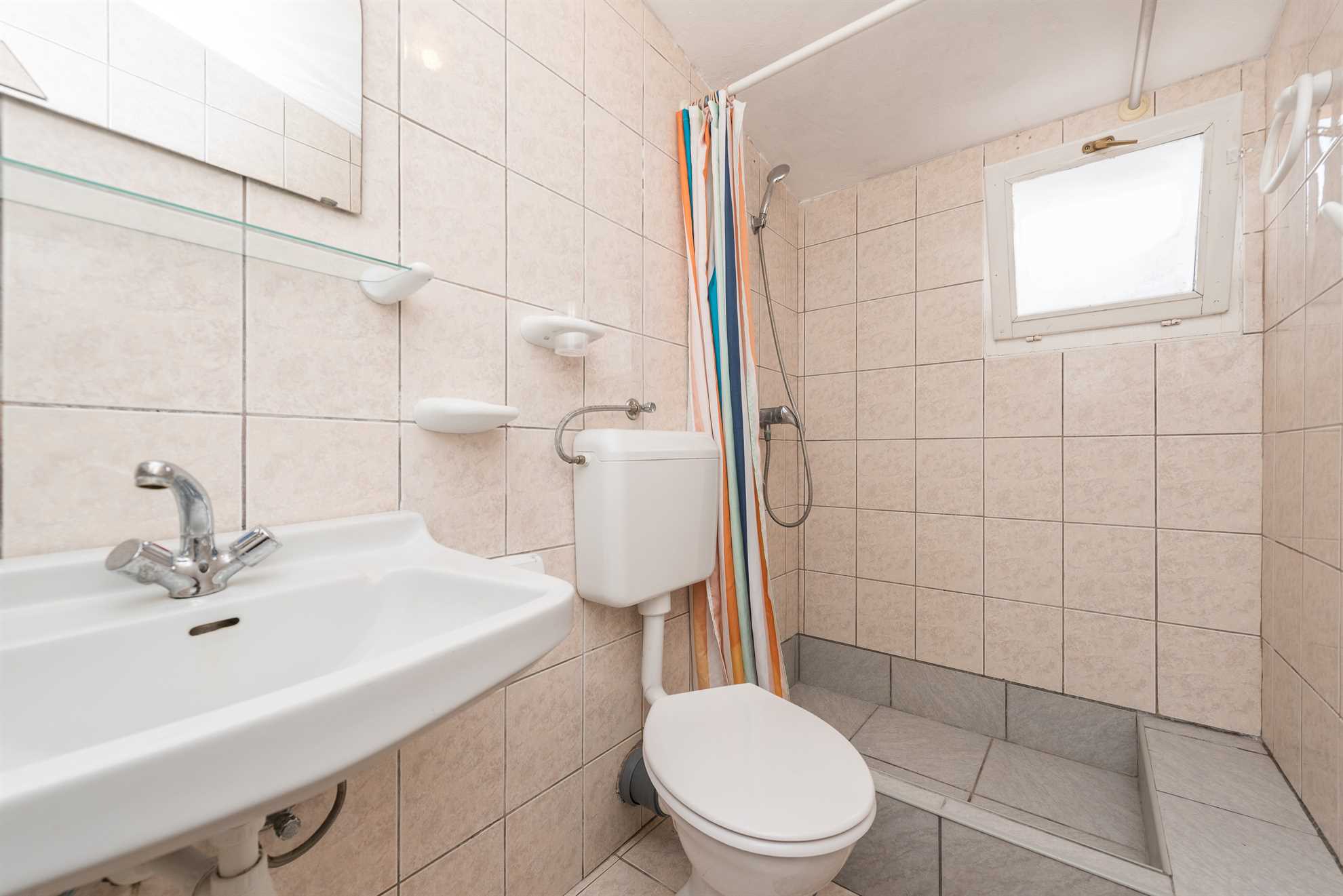 With air conditioning, Sat TV | for 4 persons | quiet area