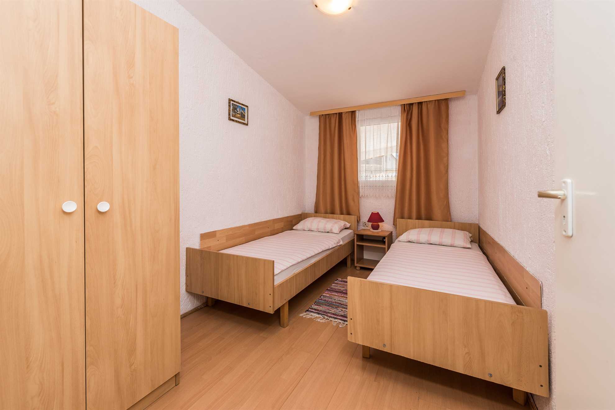 With air conditioning, Sat TV | for 4 persons | quiet area