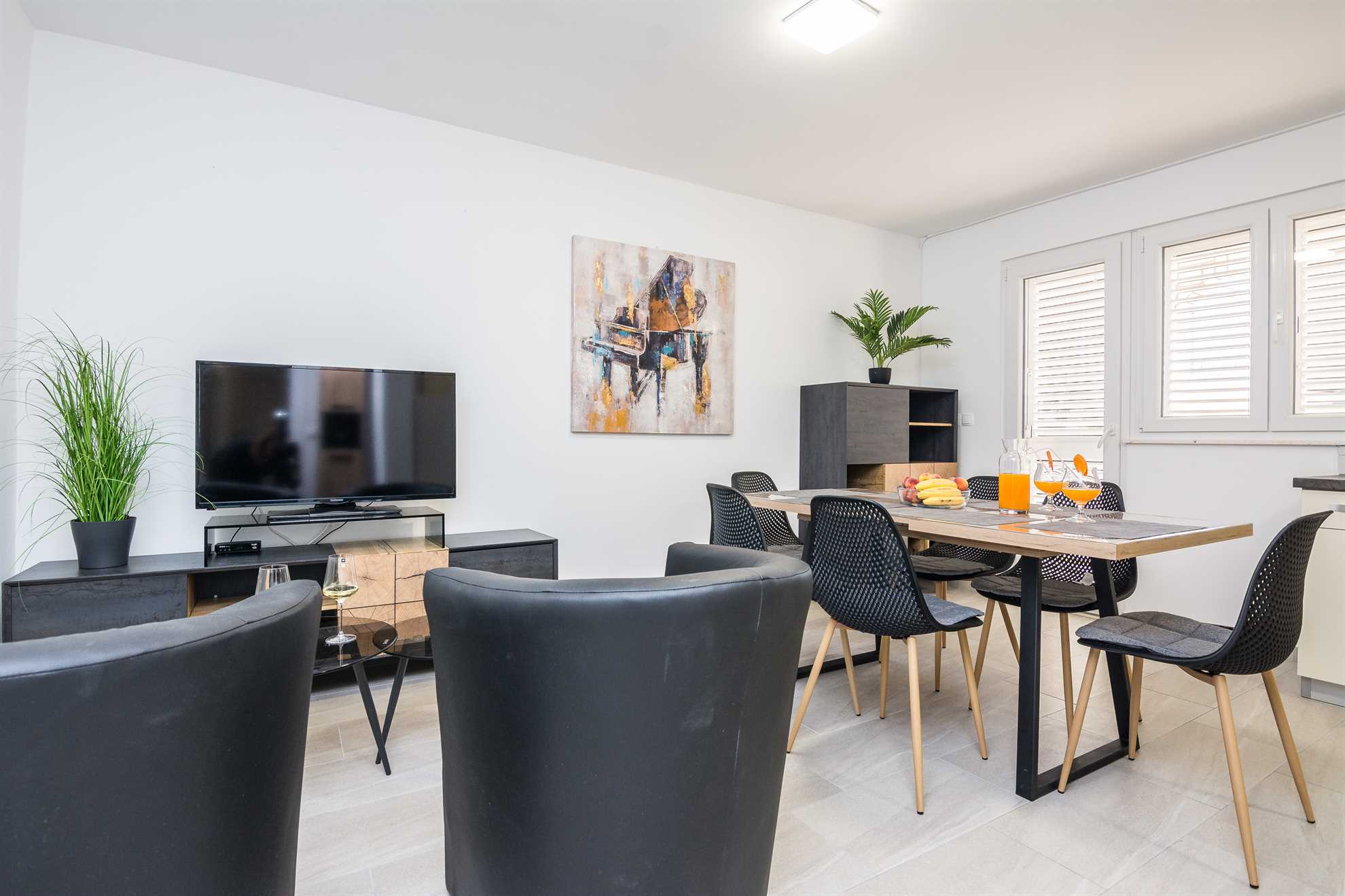 Apartment with 4 bedrooms | quiet location | new and modern