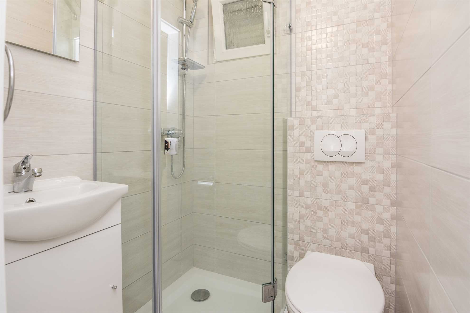 Apartment with 4 bedrooms | quiet location | new and modern