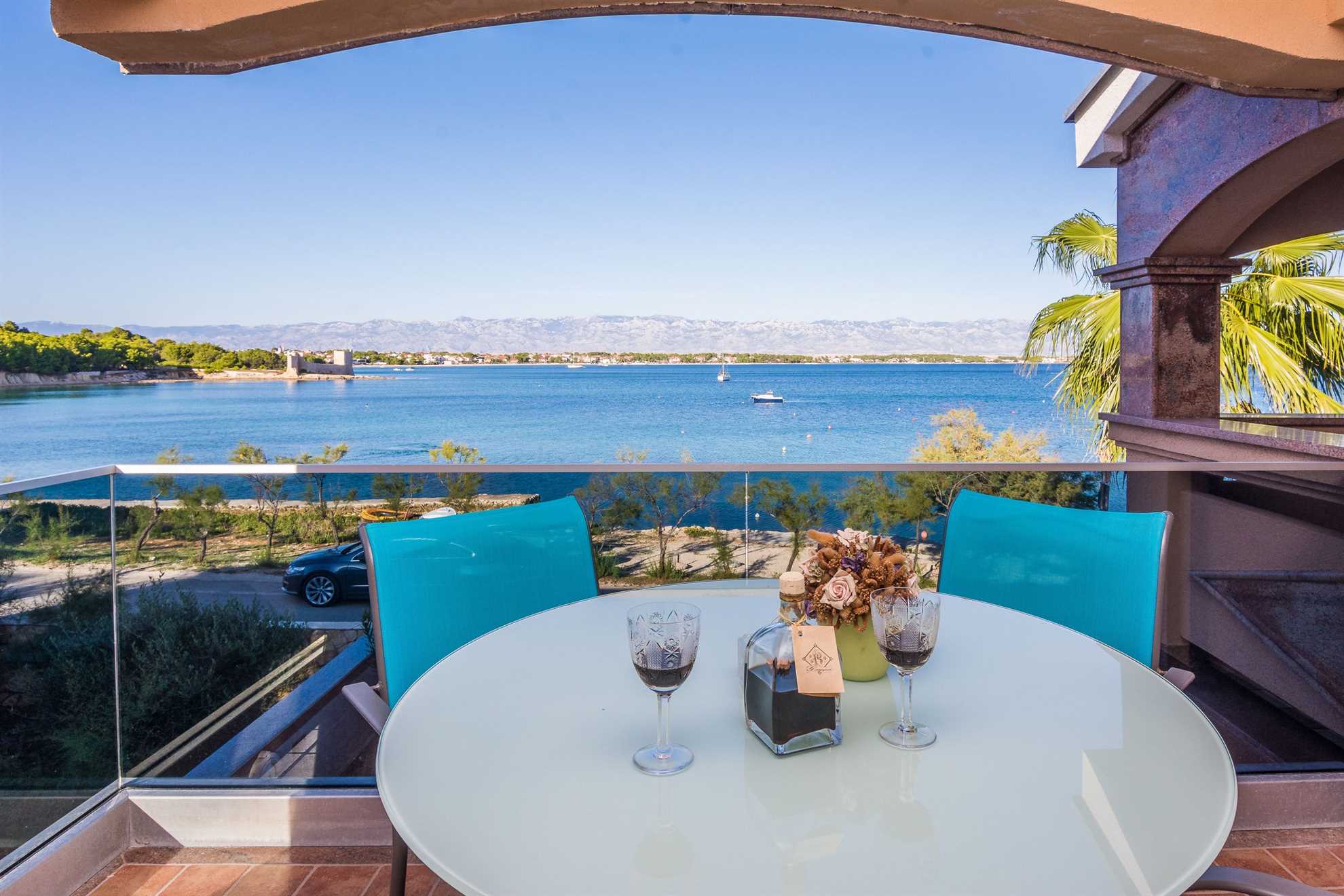 Apartment for 4-6 per. | Sea view | Beachfront