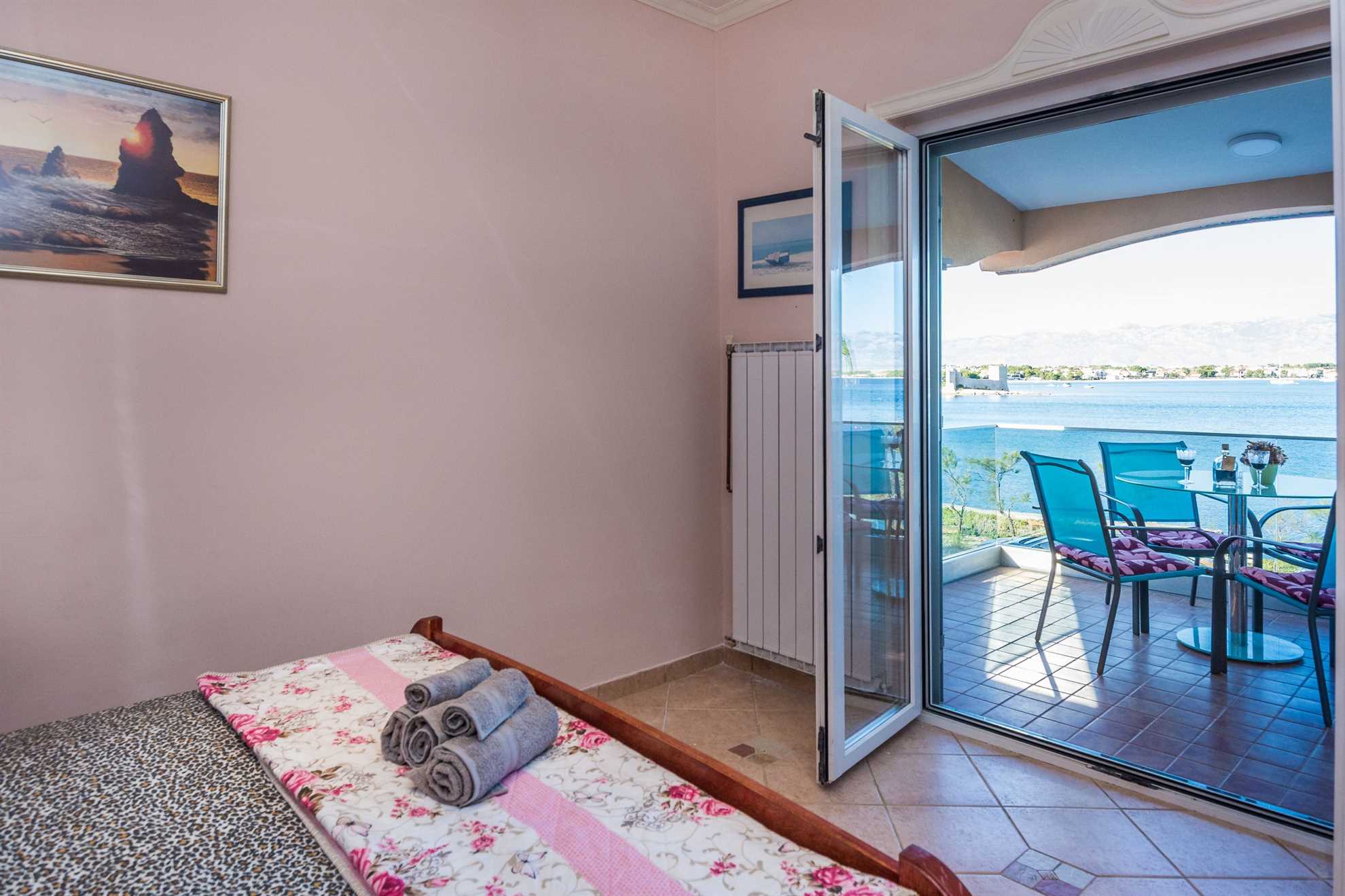 Apartment for 4-6 per. | Sea view | Beachfront