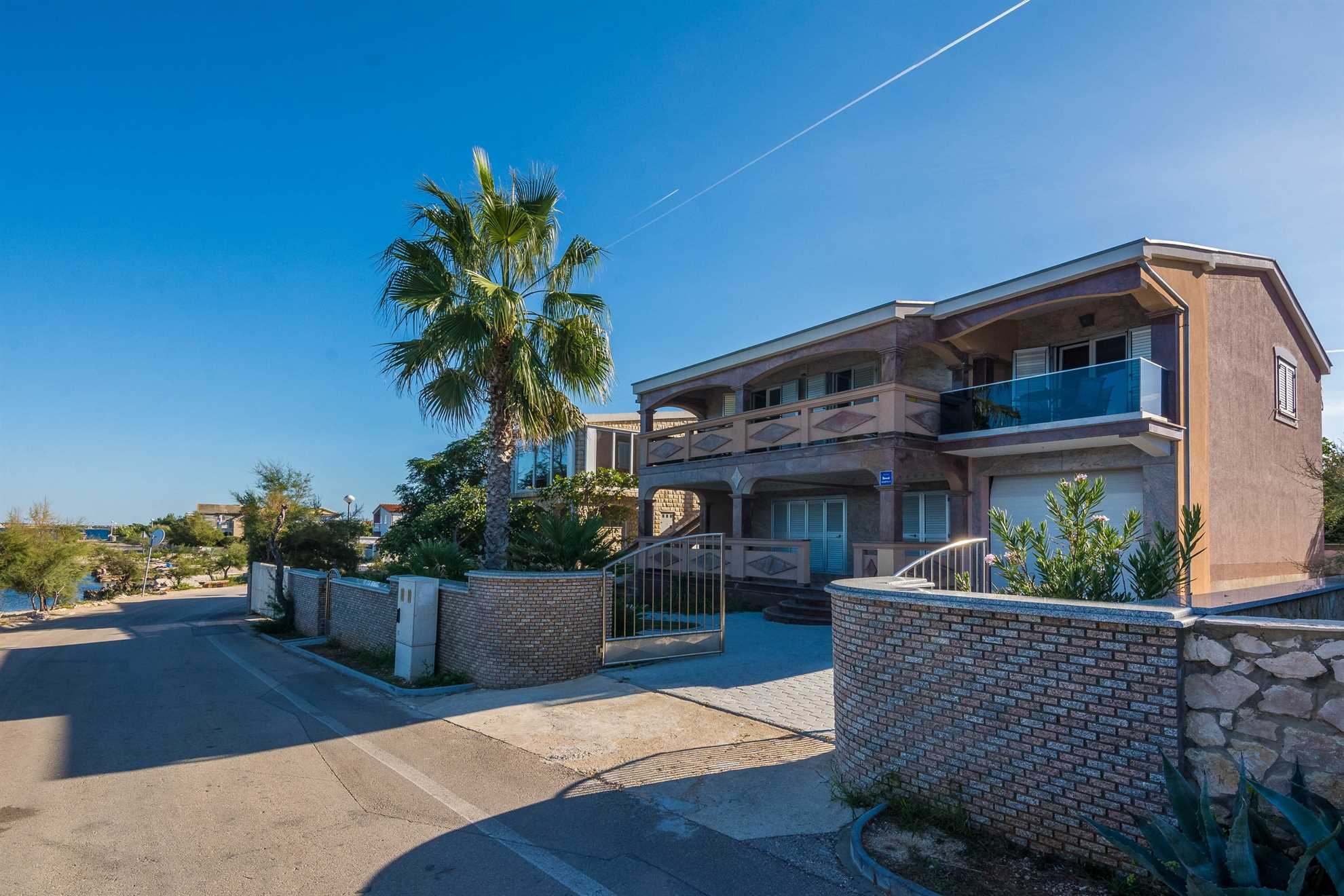 Apartment for 4-6 per. | Sea view | Beachfront