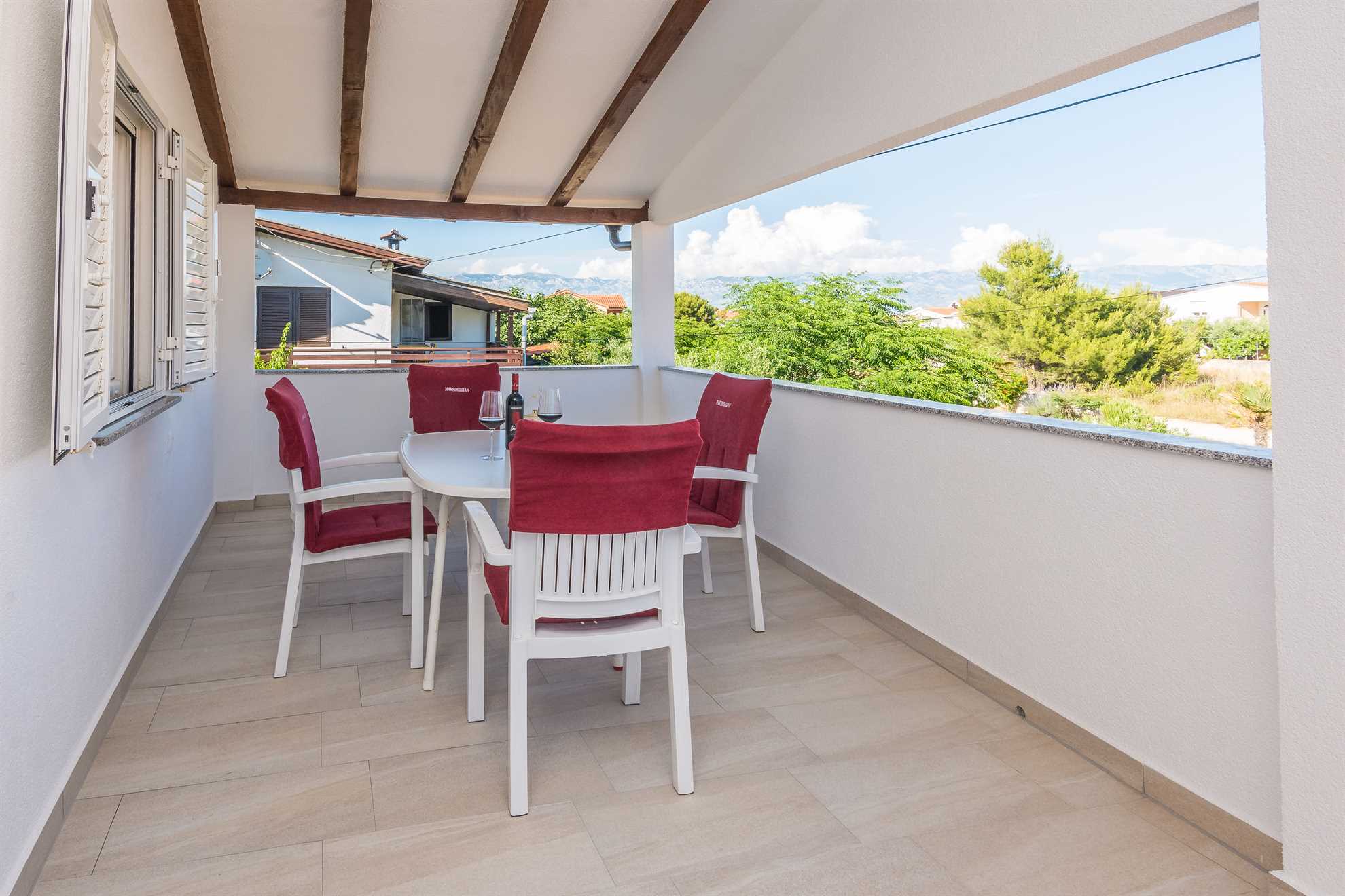 Apartment with 4 bedrooms and 2 bathrooms | quiet location