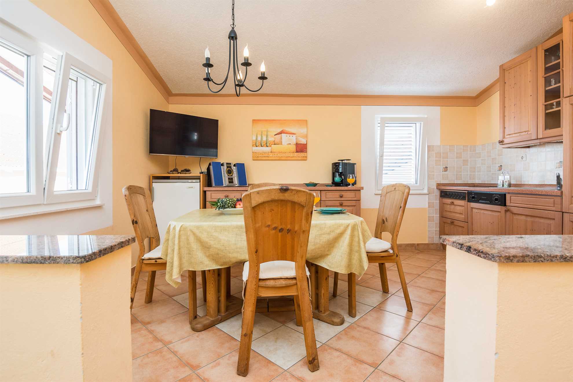 Apartment with 4 bedrooms and 2 bathrooms | quiet location