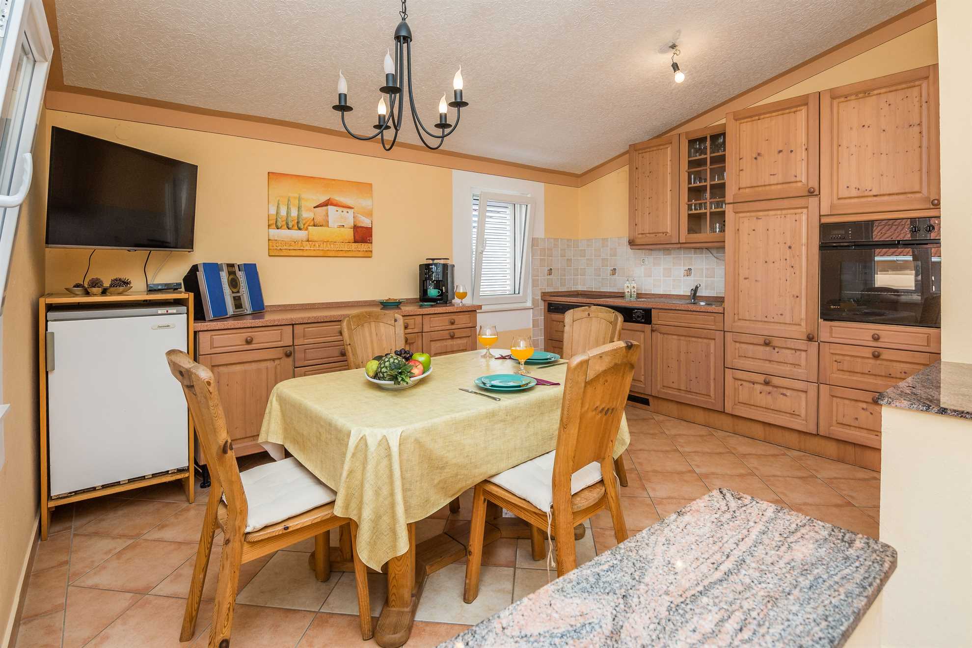 Apartment with 4 bedrooms and 2 bathrooms | quiet location