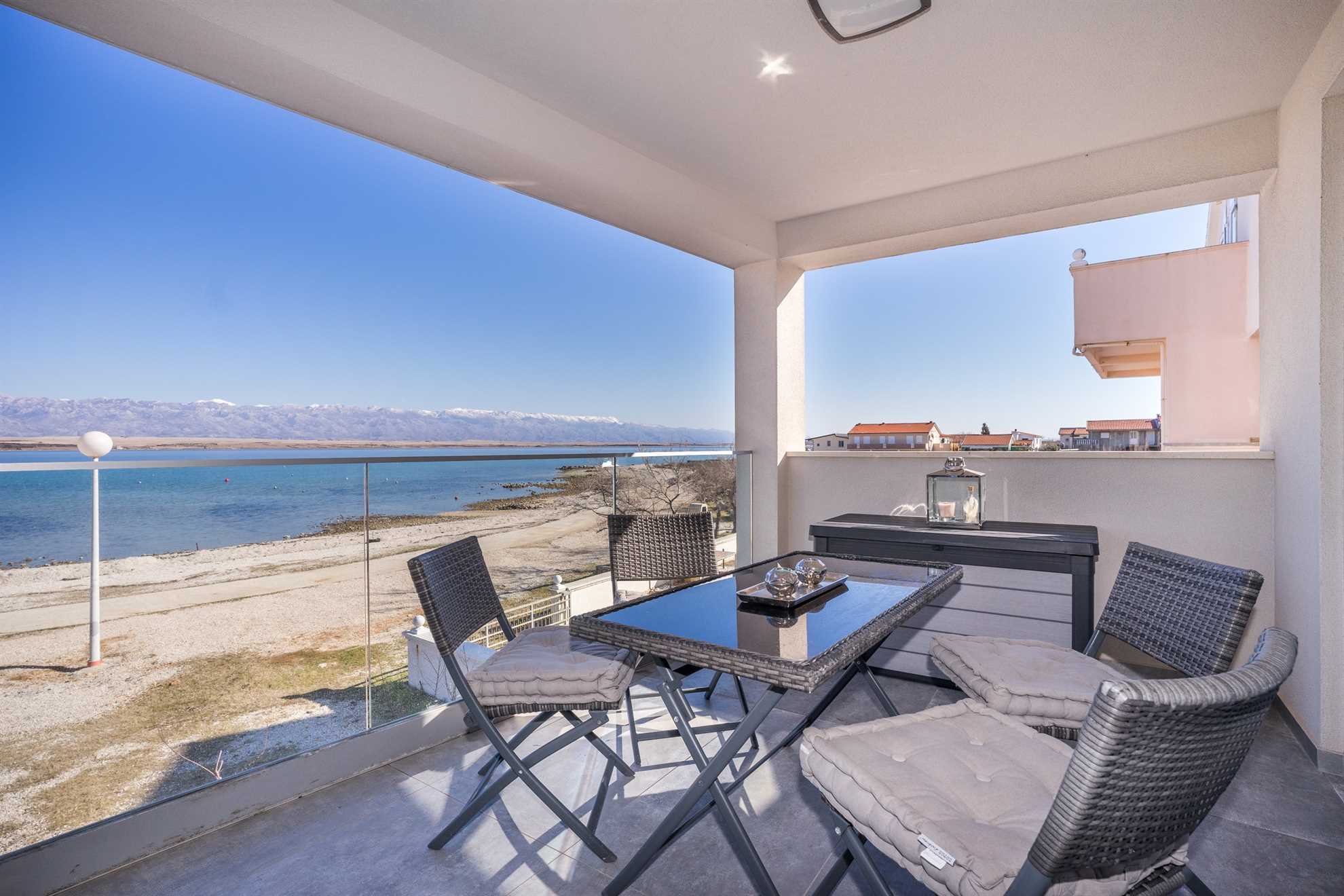 Beachfront | 3 bedrooms | for 6 per. | Sea view