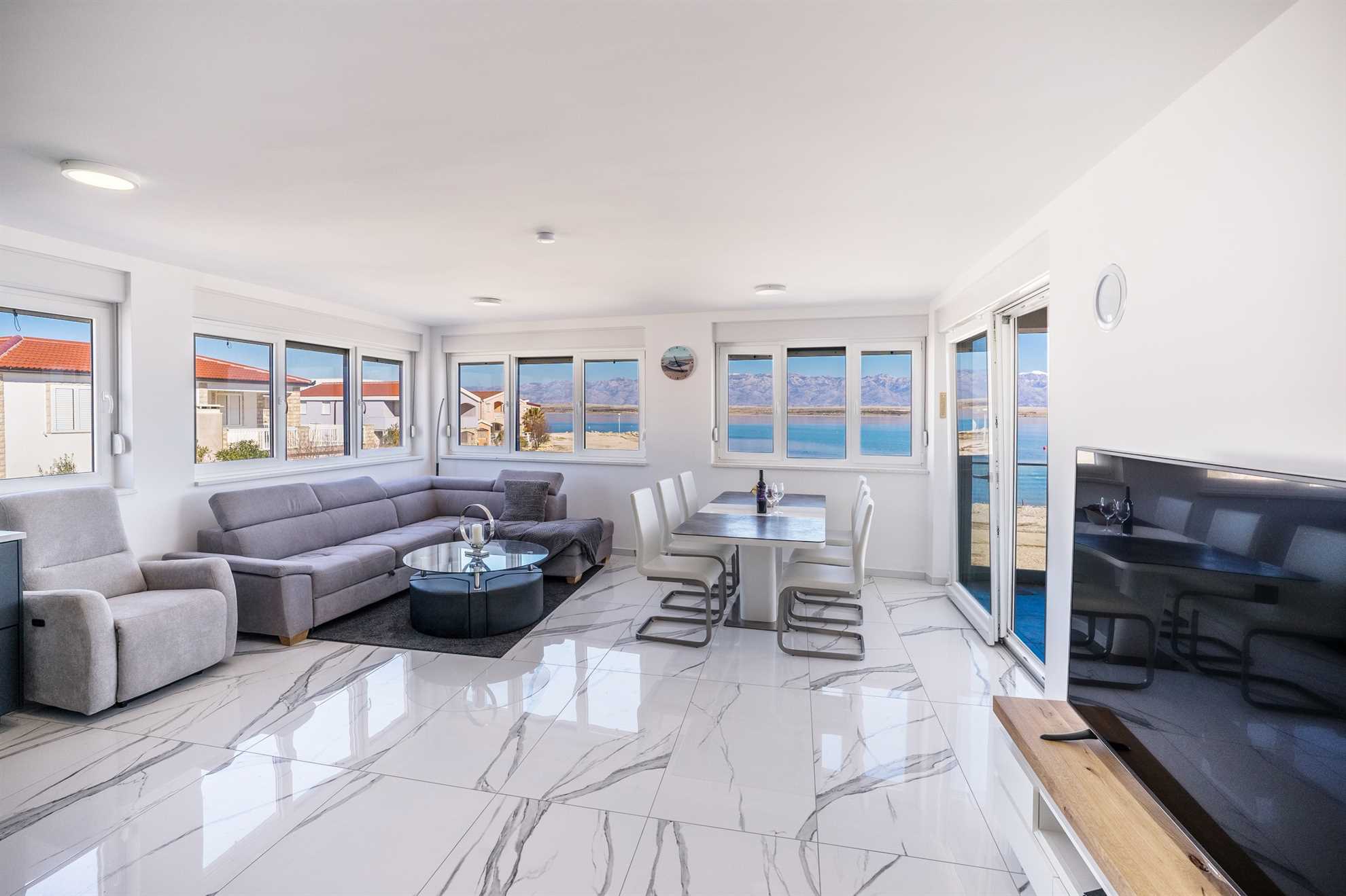 Beachfront | 3 bedrooms | for 6 per. | Sea view