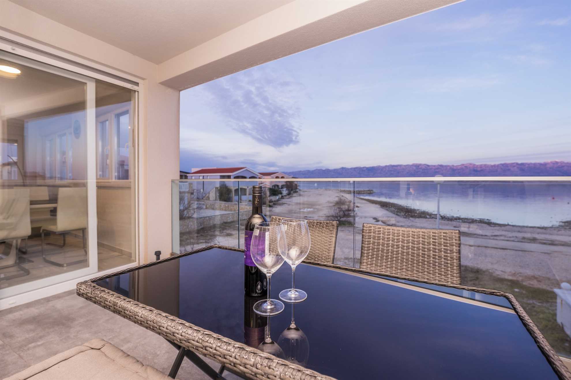 Beachfront | 3 bedrooms | for 6 per. | Sea view