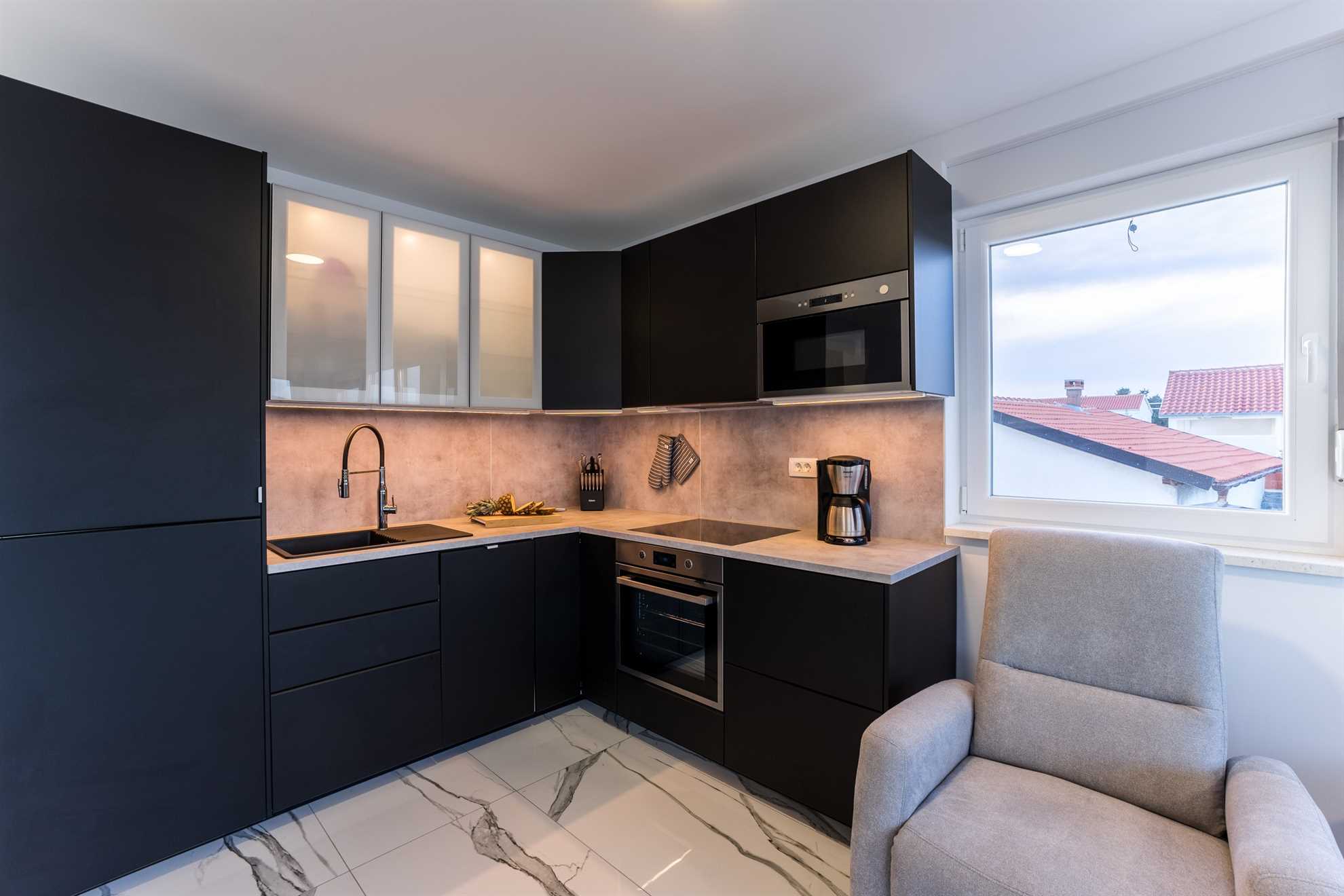 Beachfront | 3 bedrooms | for 6 per. | Sea view