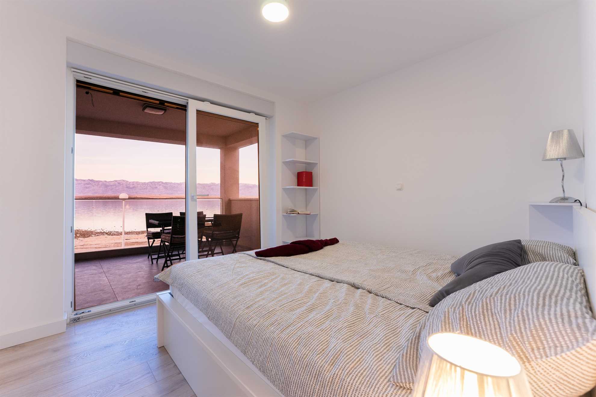 Beachfront | 3 bedrooms | for 6 per. | Sea view