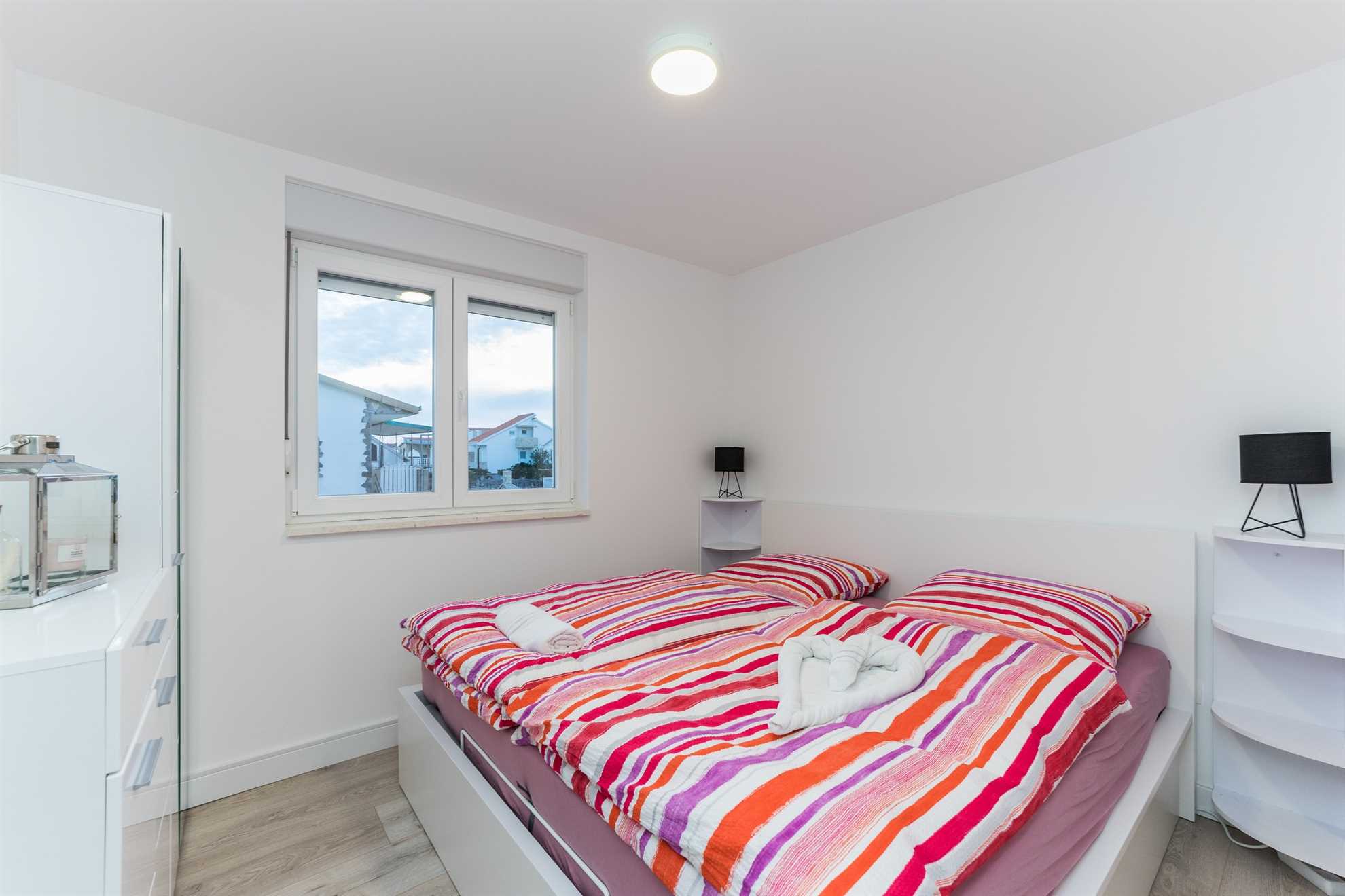 Beachfront | 3 bedrooms | for 6 per. | Sea view