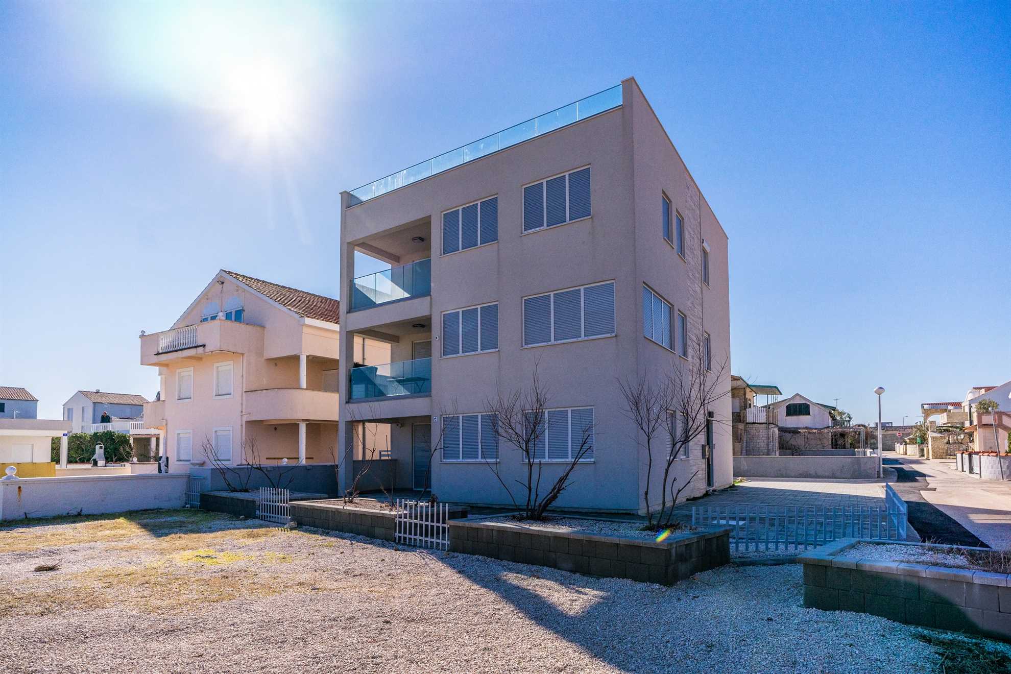Beachfront | 3 bedrooms | for 6 per. | Sea view