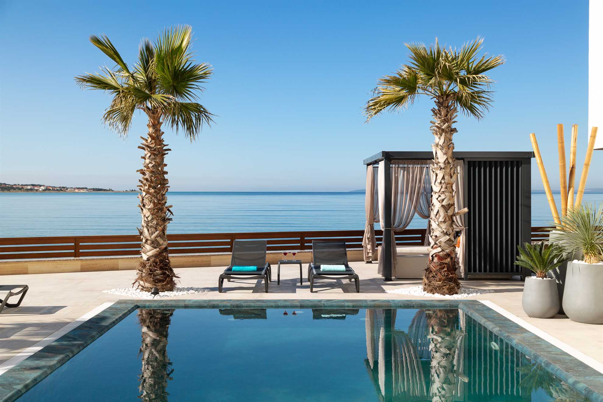20 m from beach | luxorious apartment for 4 persons | with sea view