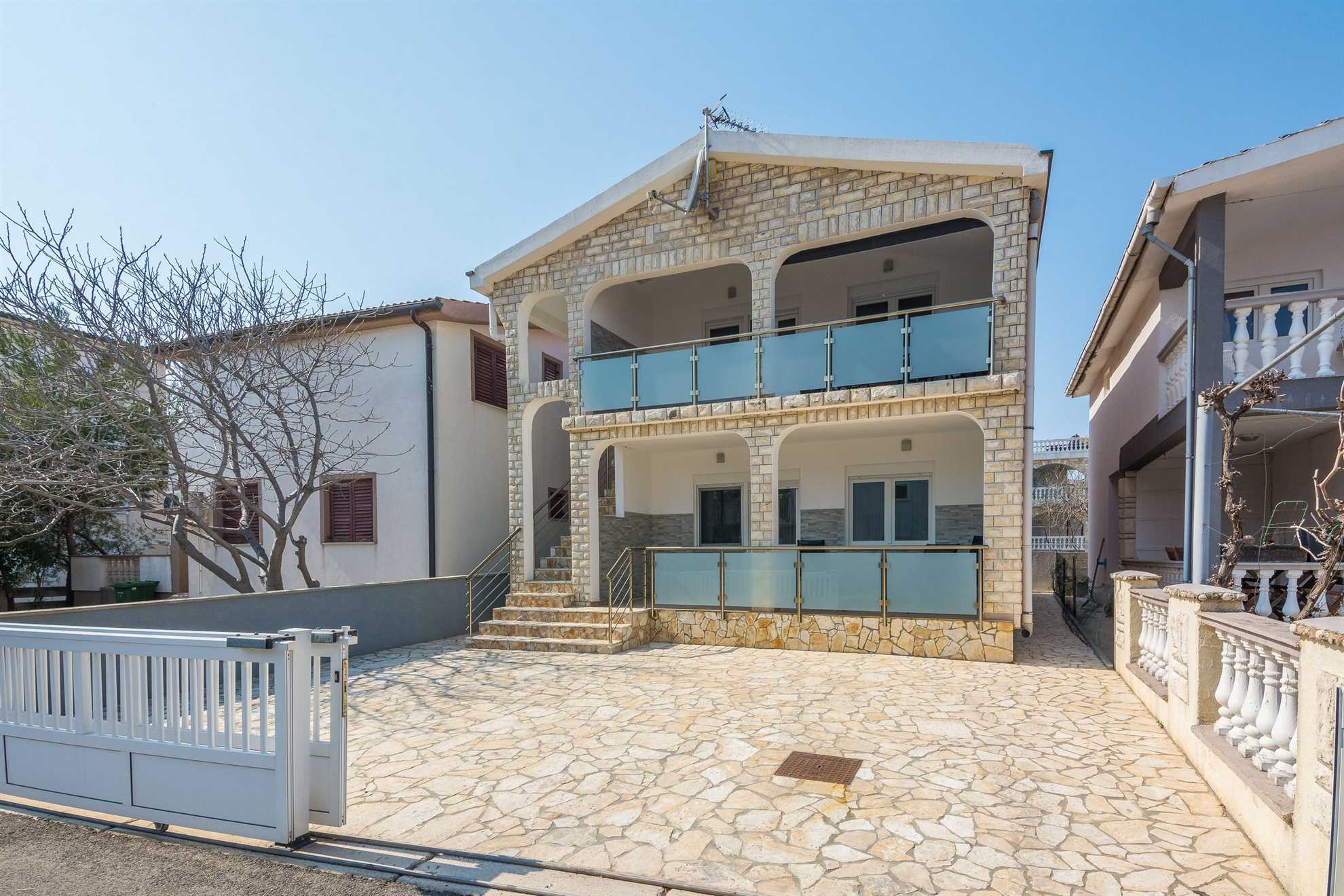 Ideal for 4-6 per. | Air conditioning, Wi-Fi, Satellite TV, BBQ