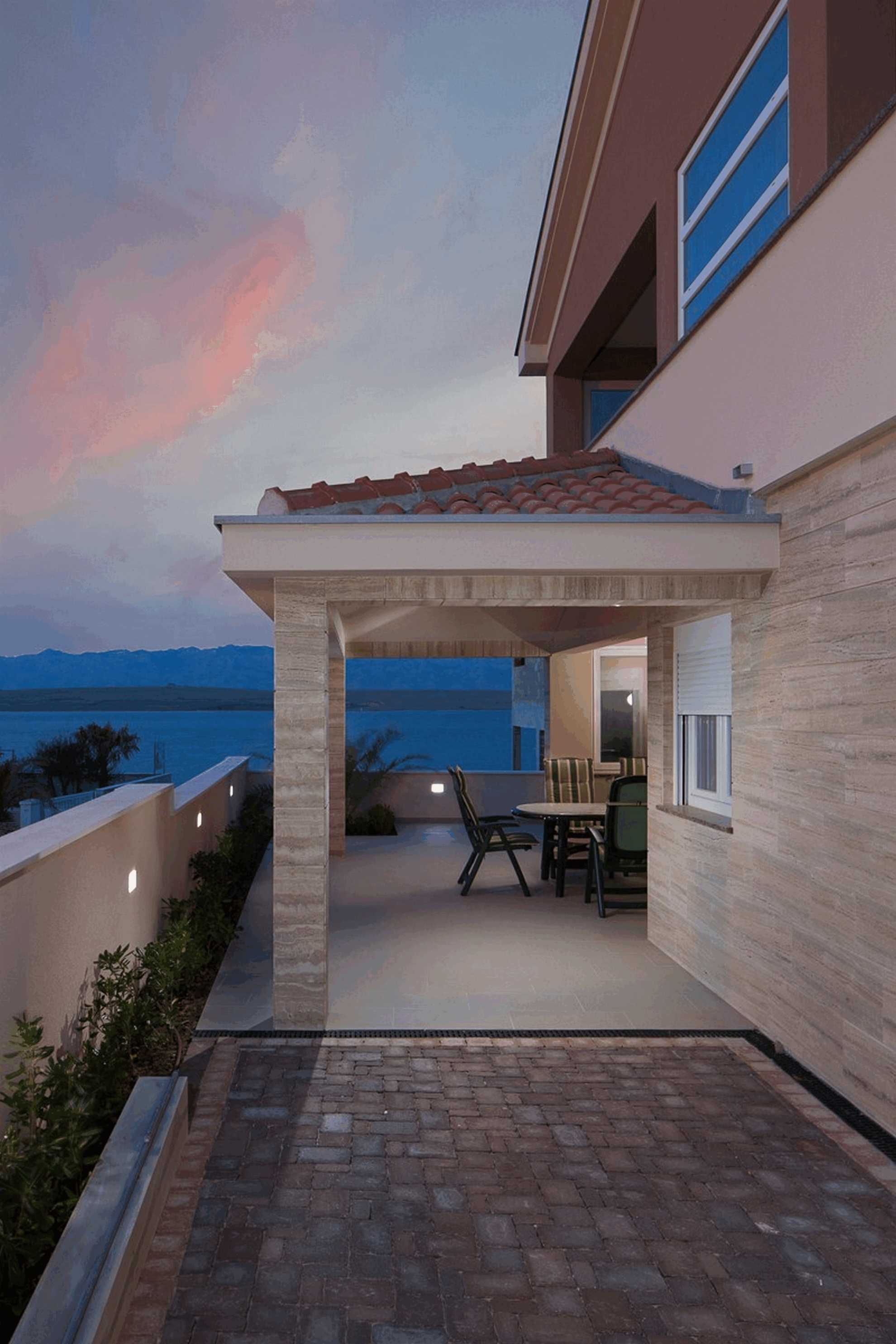 Just 20m from beach | Modern apartment | for 4-6 per.