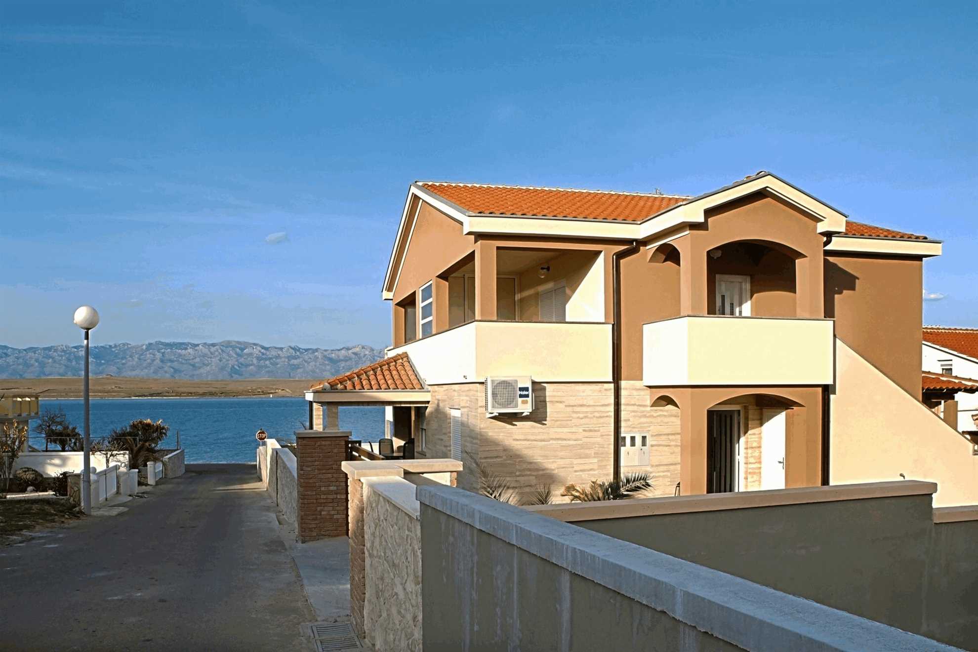 Just 20m from beach | Modern apartment | for 4-6 per.