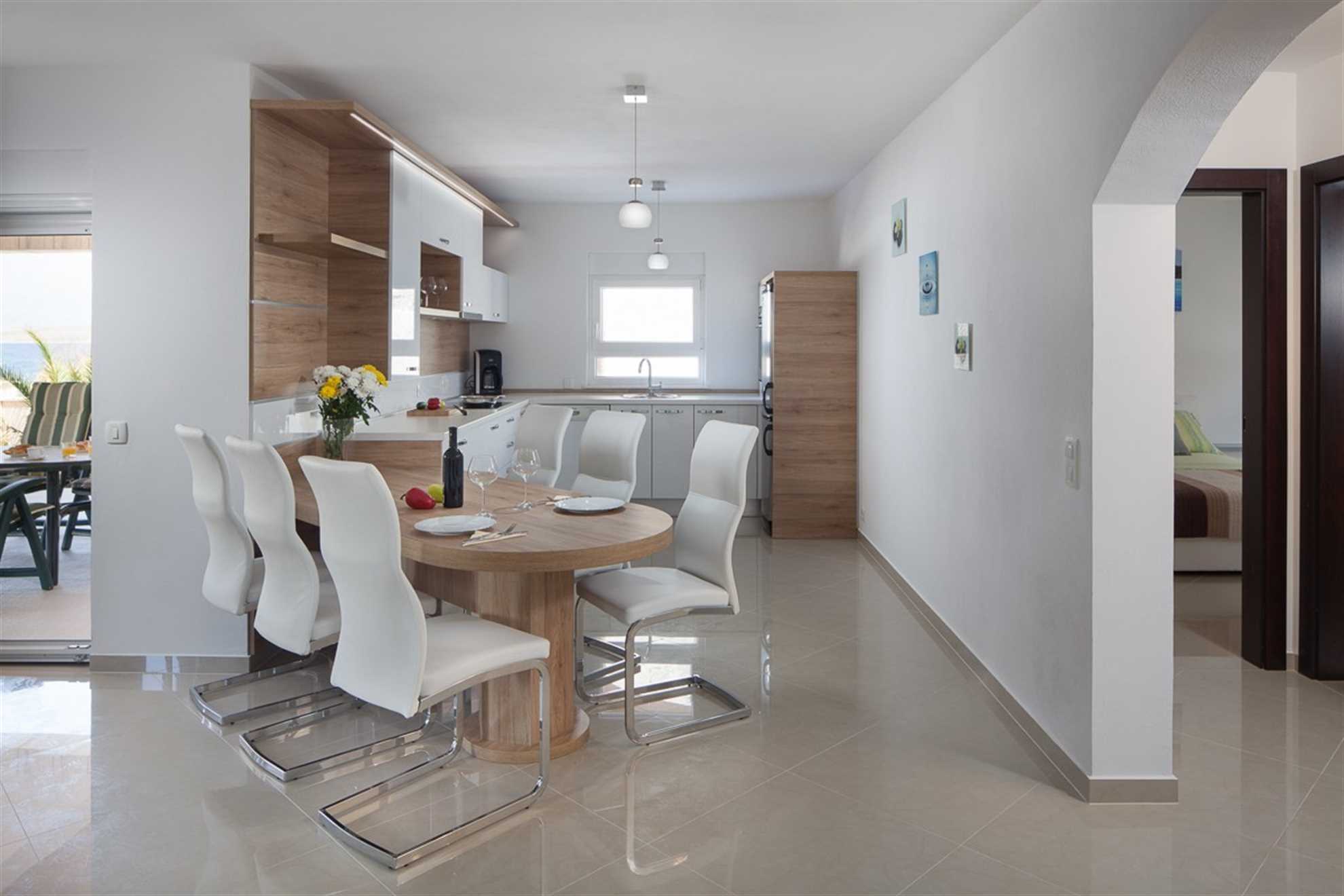 Just 20m from beach | Modern apartment | for 4-6 per.