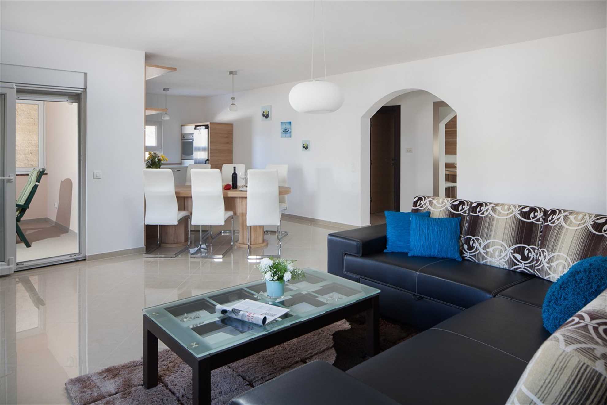 Just 20m from beach | Modern apartment | for 4-6 per.