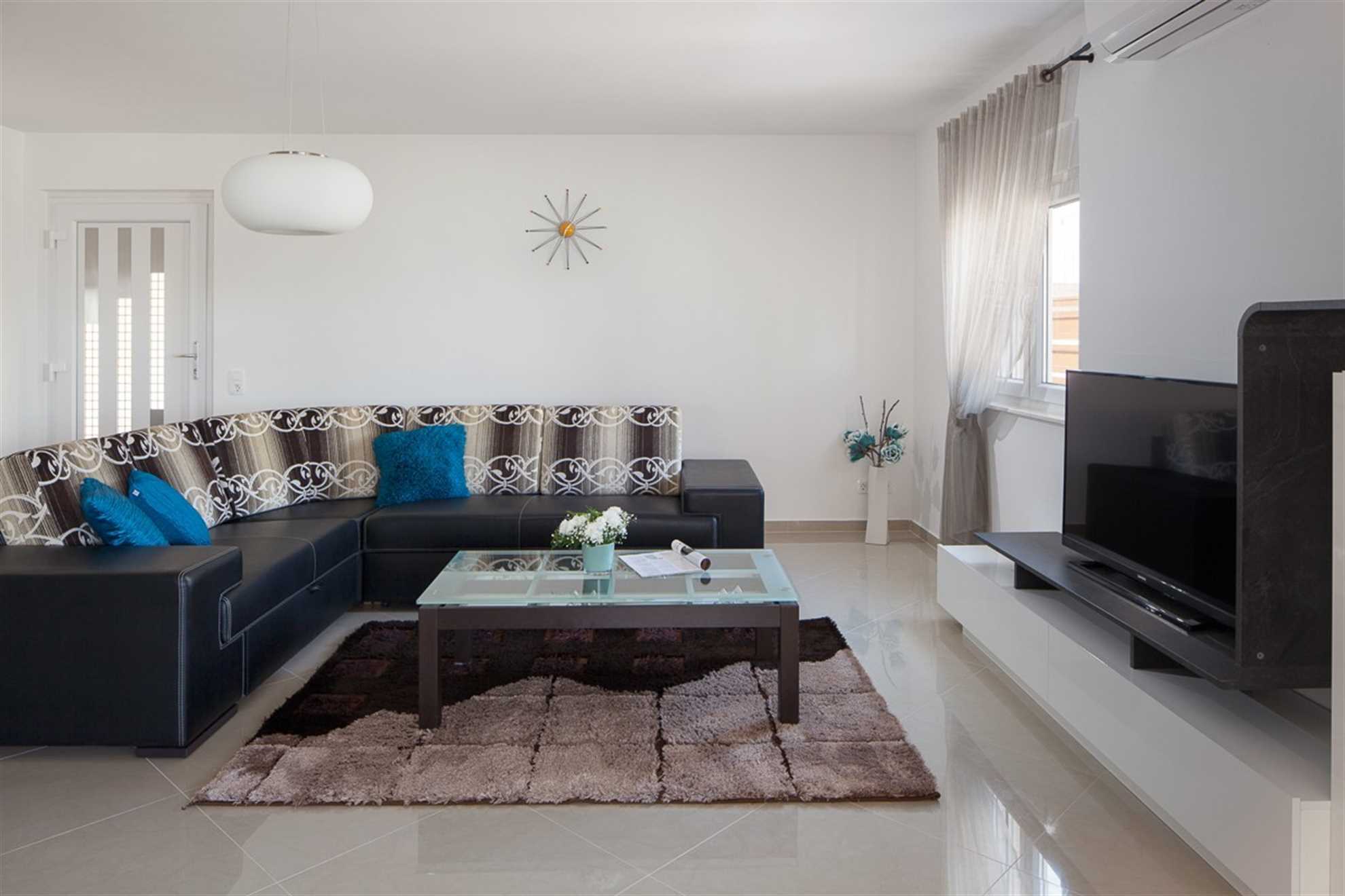 Just 20m from beach | Modern apartment | for 4-6 per.