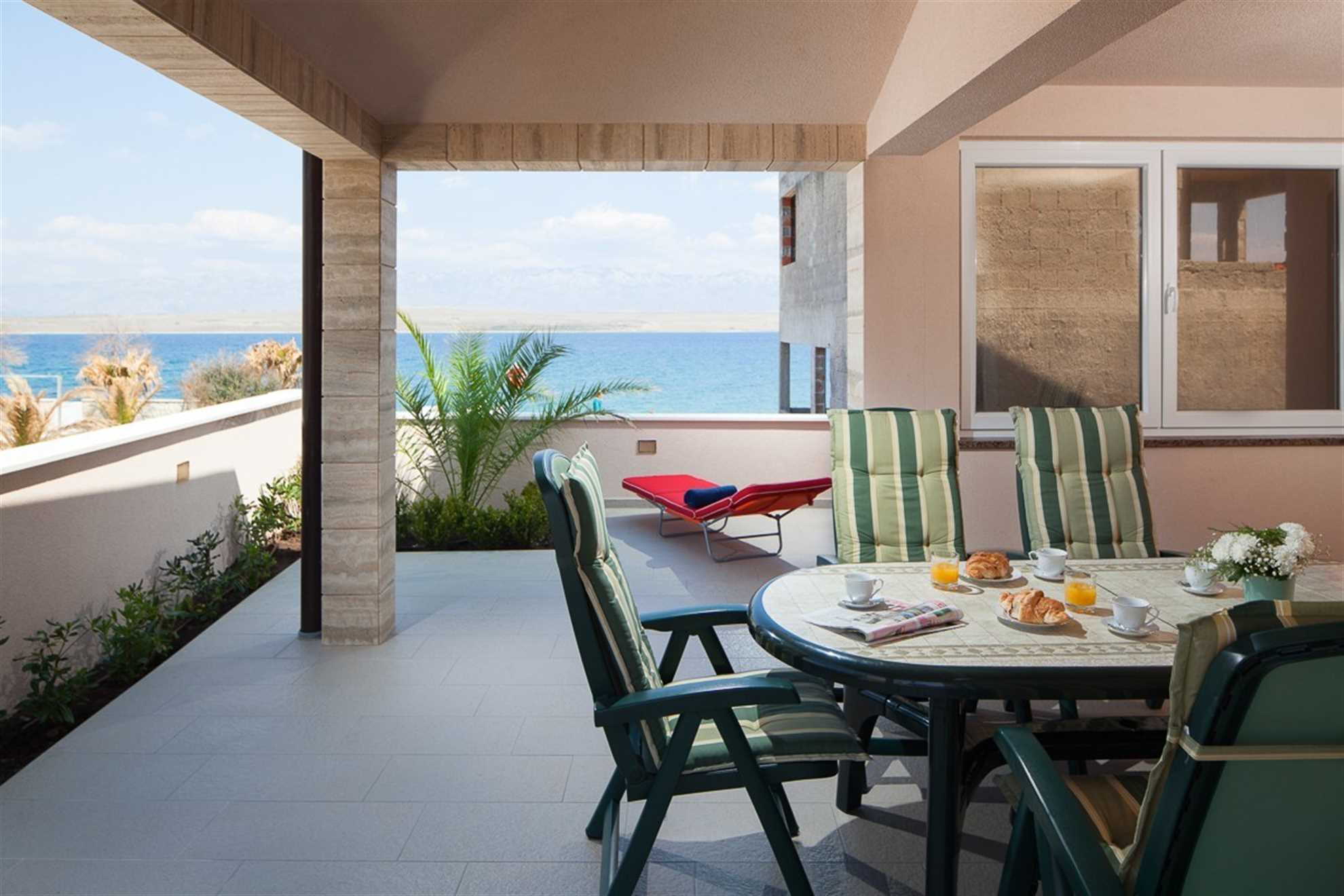Just 20m from beach | Modern apartment | for 4-6 per.