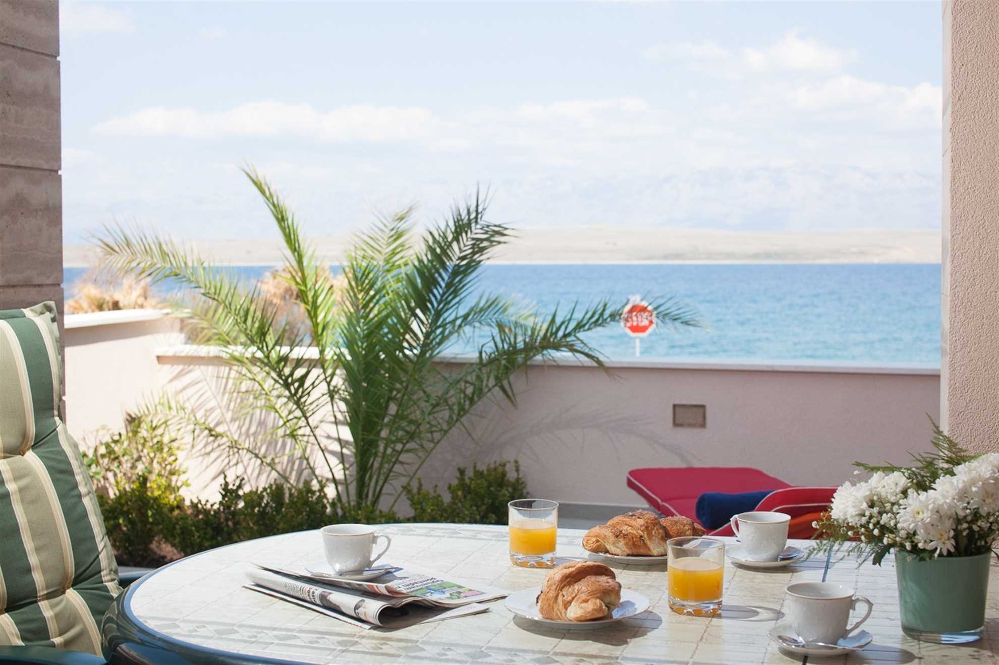 Just 20m from beach | Modern apartment | for 4-6 per.