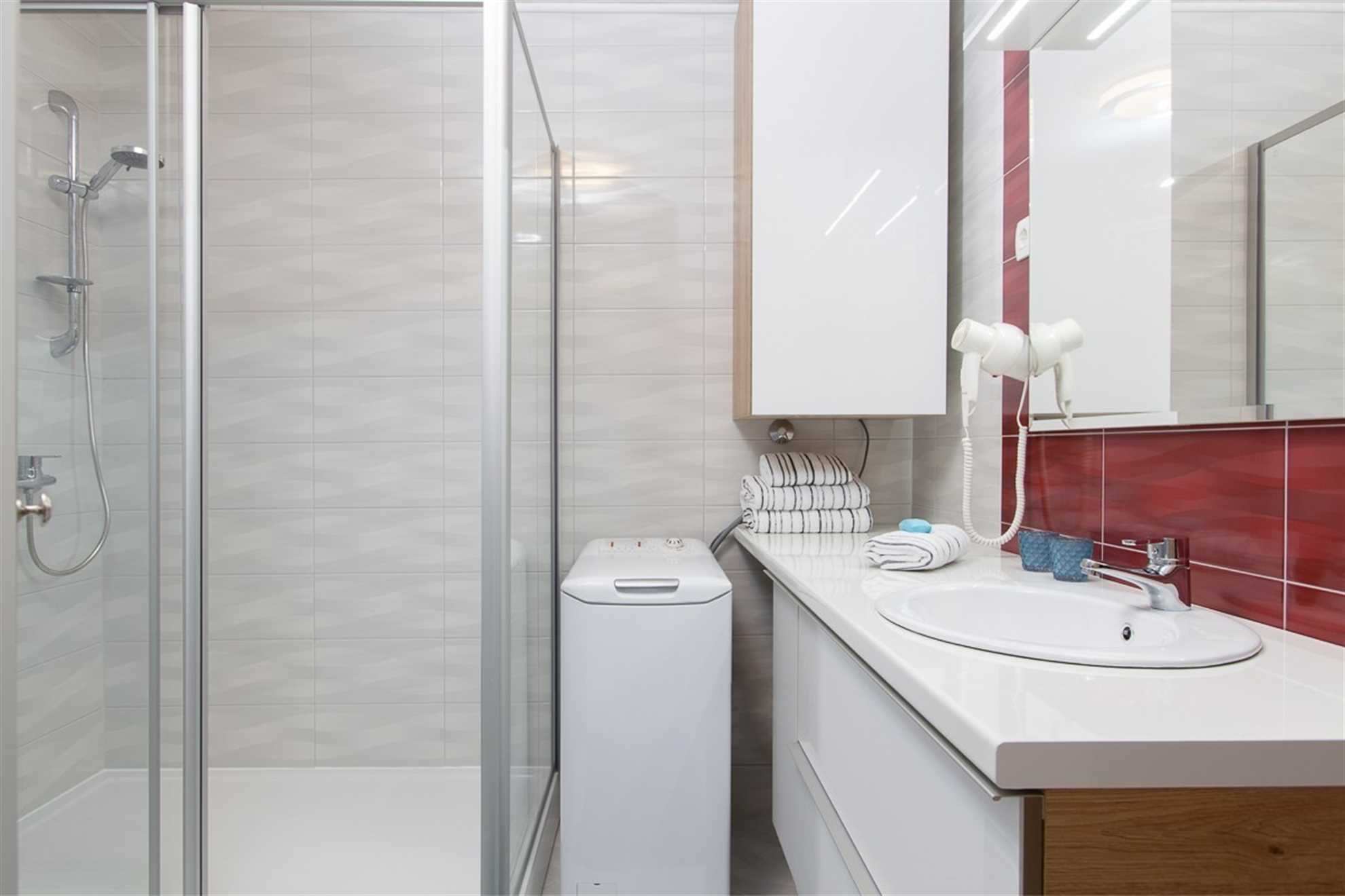 Just 20m from beach | Modern apartment | for 4-6 per.