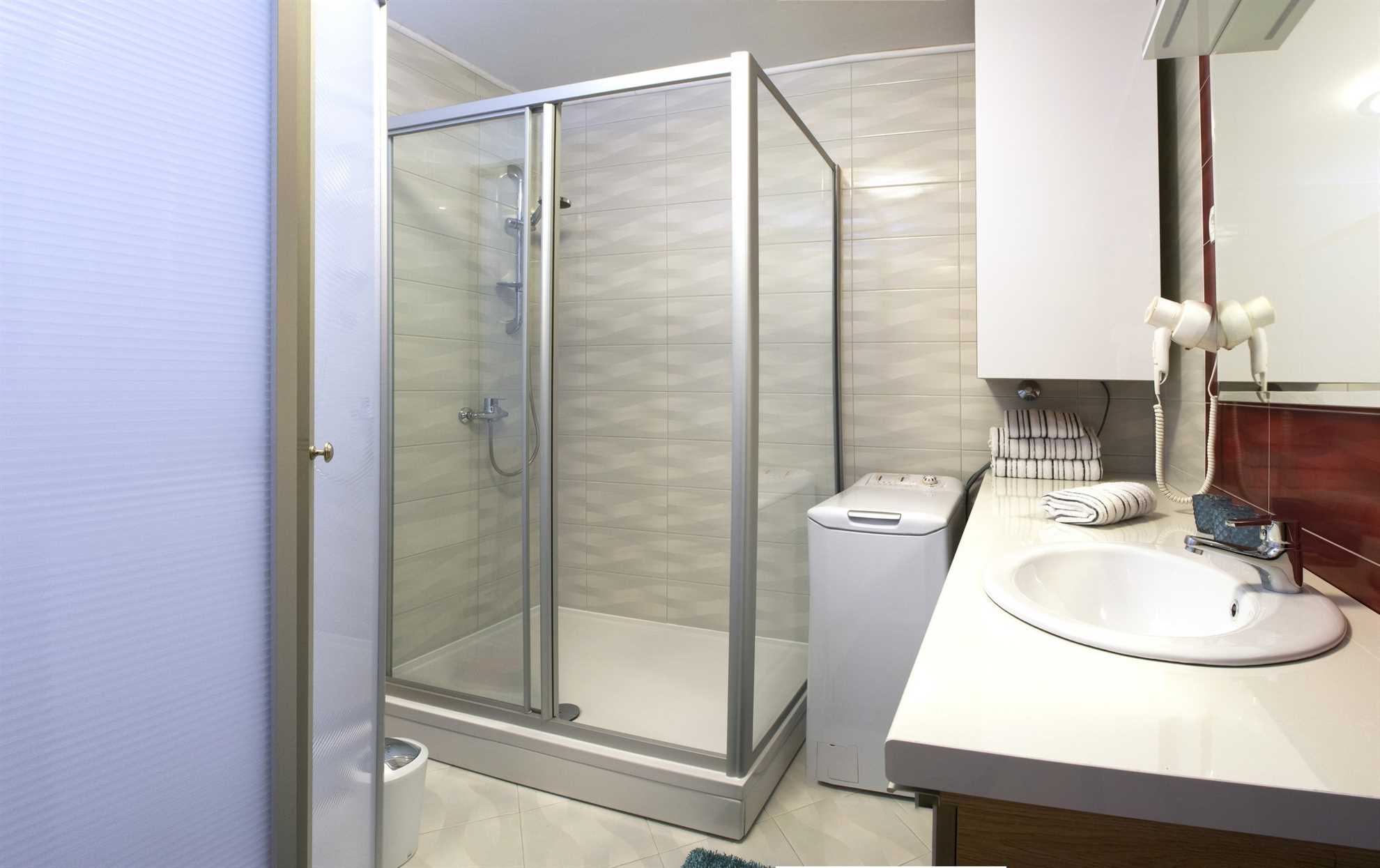 Just 20m from beach | Modern apartment | for 4-6 per.