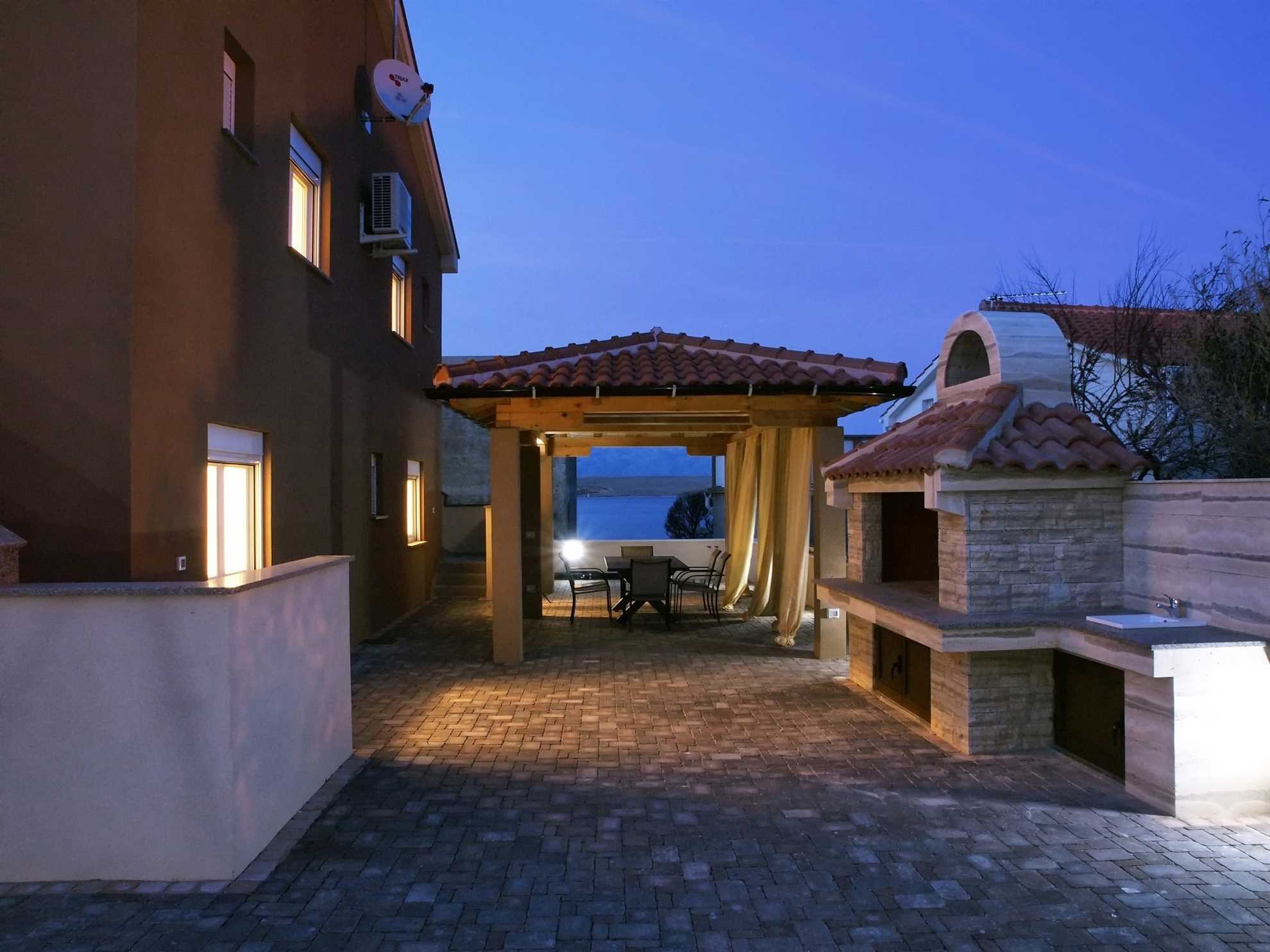 Just 20m from beach | Modern apartment | for 4-6 per.