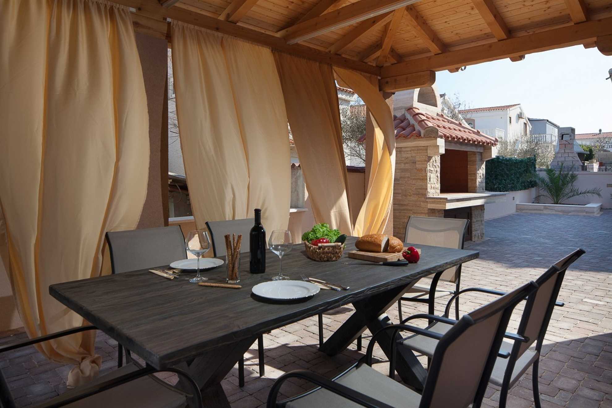Just 20m from beach | Modern apartment | for 4-6 per.