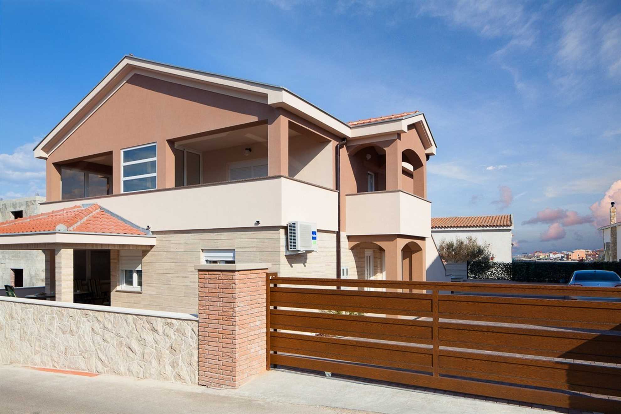 Just 20m from beach | Modern apartment | for 4-6 per.