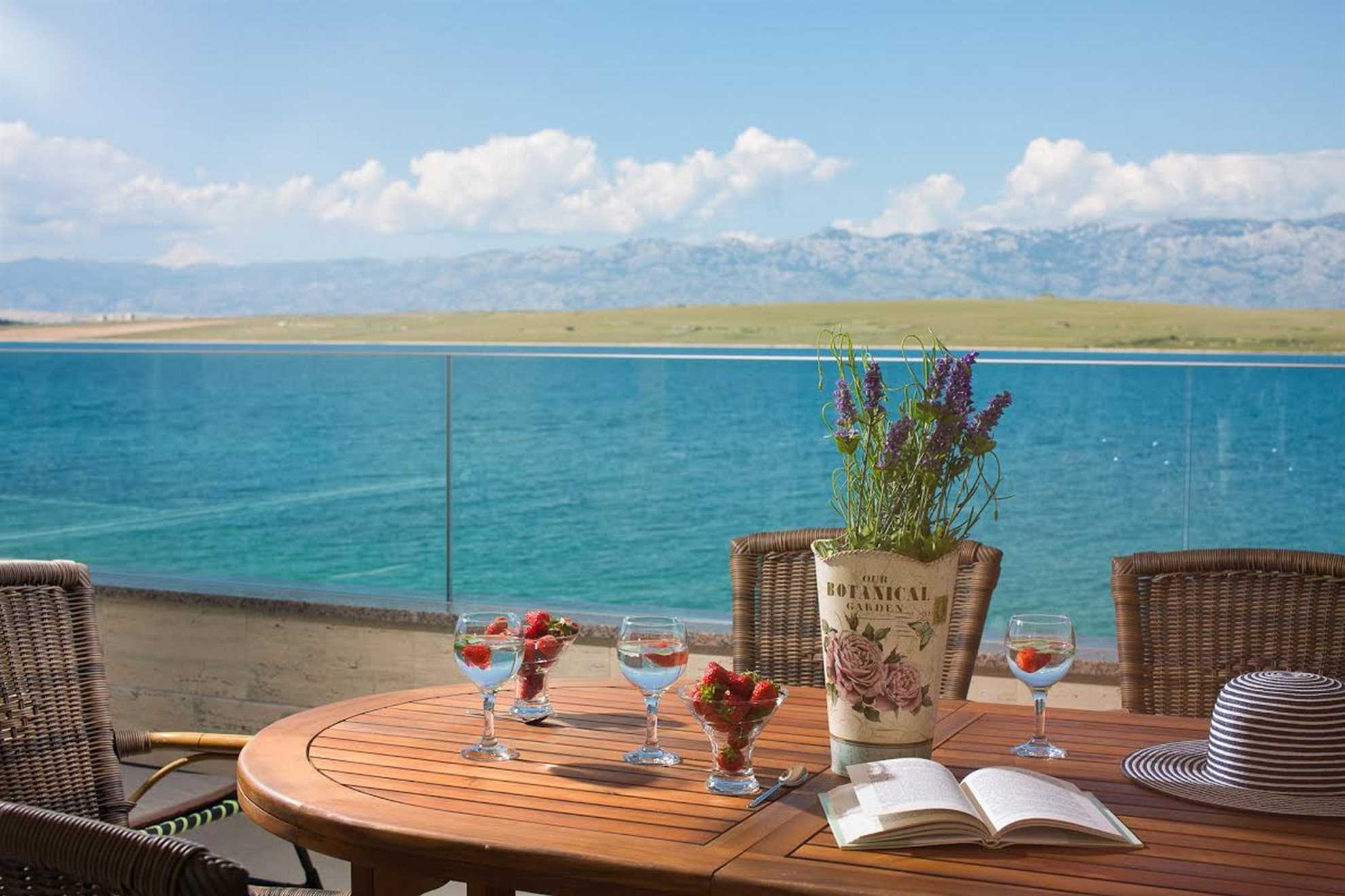 Apartment for 2-4 persons | Air conditioning, satellite TV & Internet | Sea view